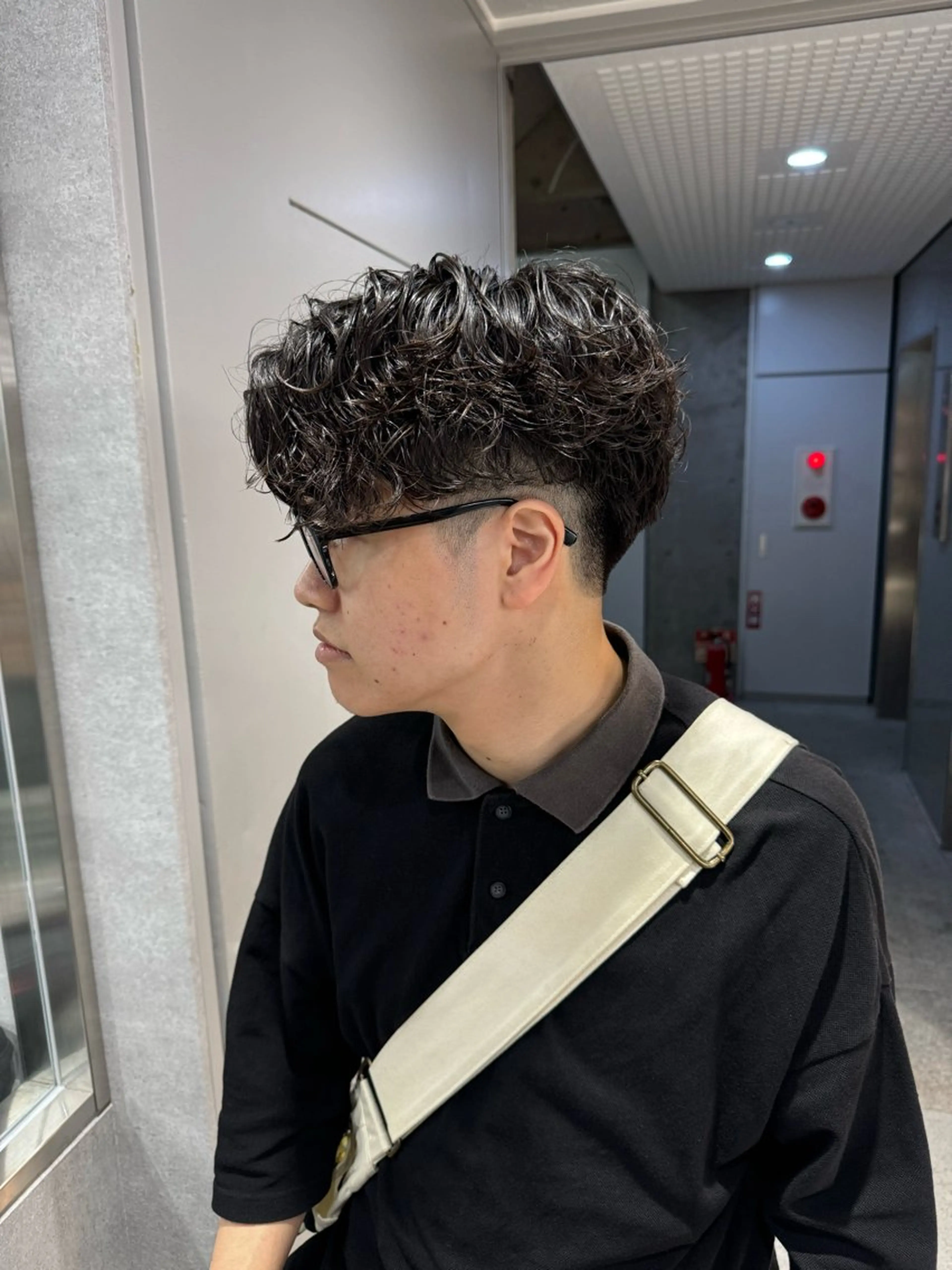 ショート カラー パーマ ヘアアレンジ メンズ メンズブリーチ センターパート フェザーパーマ メンズハイライト メンズハイトーン スパイキー/フェザー /波巻き/かいとのヘアスタイル