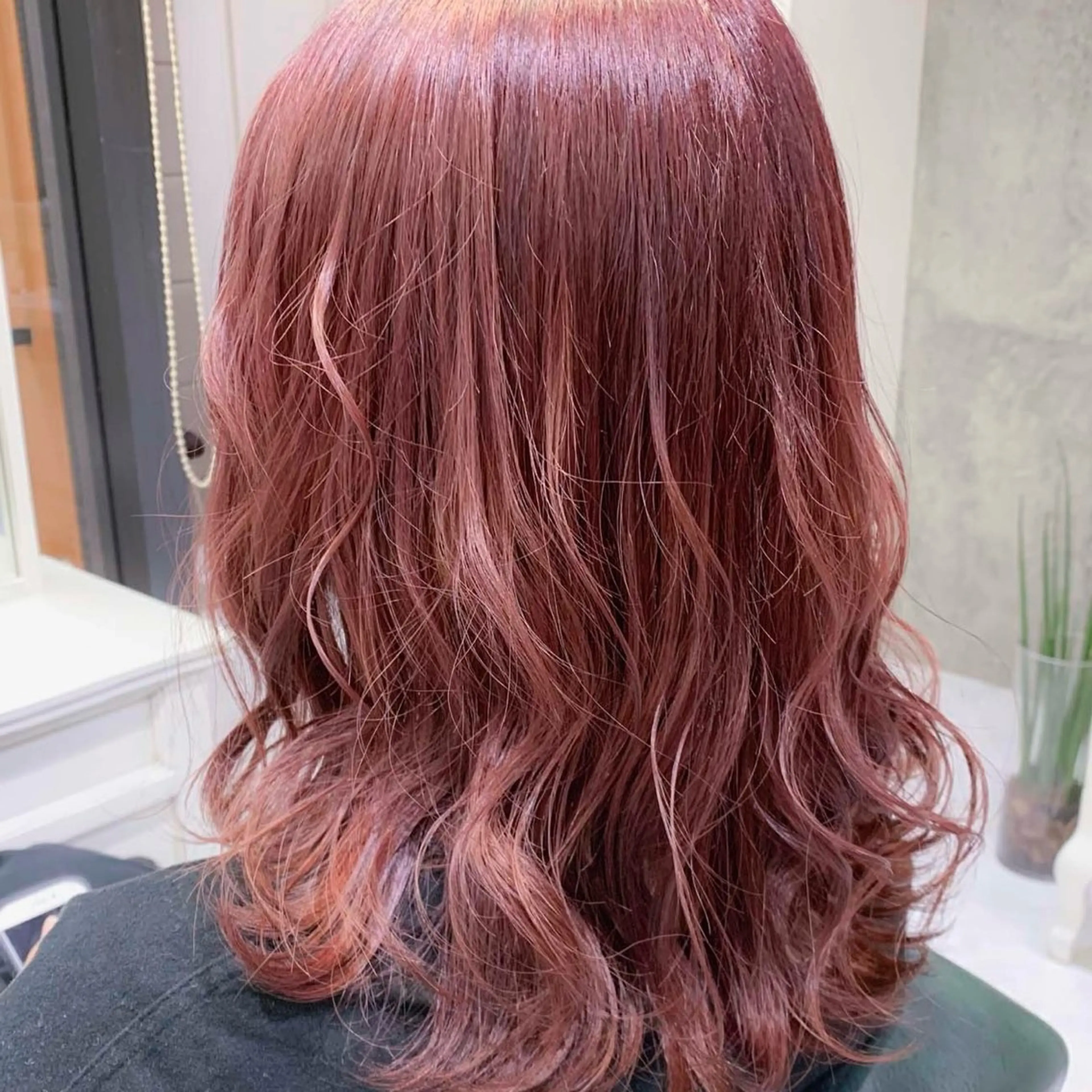 ミディアム カラー ブリーチ デザインカラー ハイトーンカラー ピンクカラー ヘアカラー トリートメント DAYS Men’sのヘアスタイル