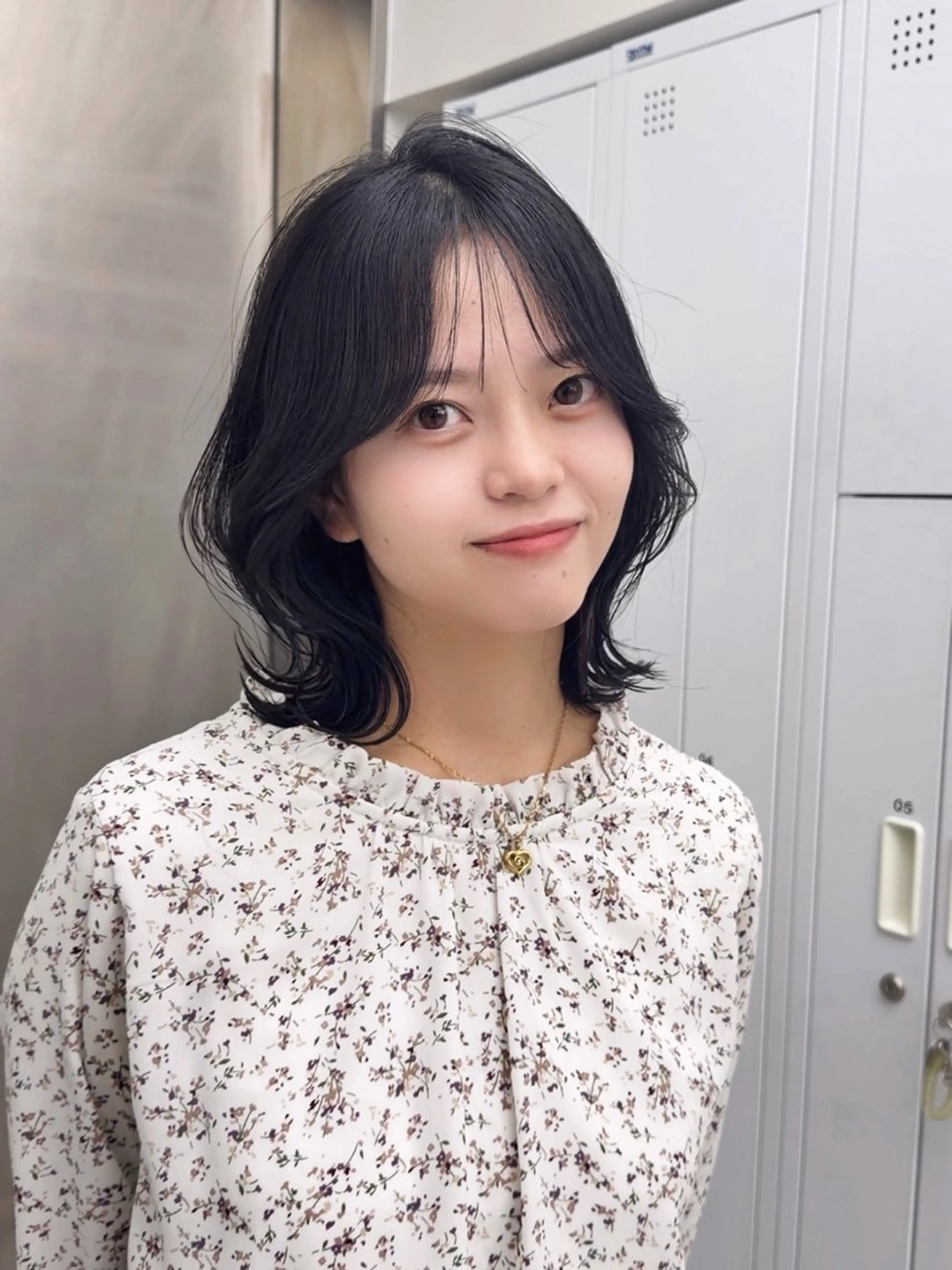 ミディアム ミディアムレイヤー レイヤーカット カット ヘアカラー トリートメント 名古屋／ブリーチ無し カラー／小顔カットのヘアスタイル