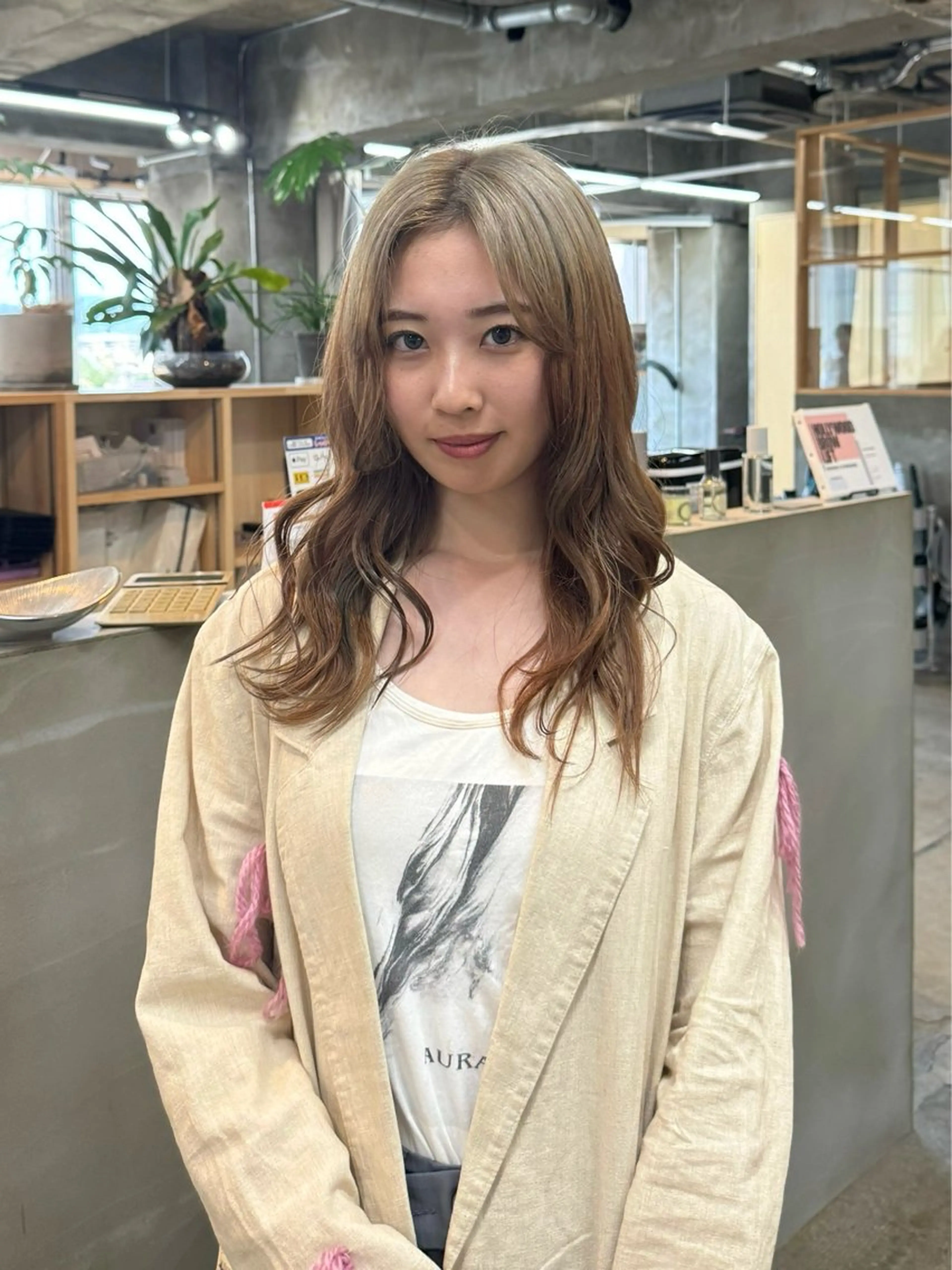 セミロング ヘアカラー トリートメント 茜璃/ブリーチカラー /レイヤーカットのヘアスタイル