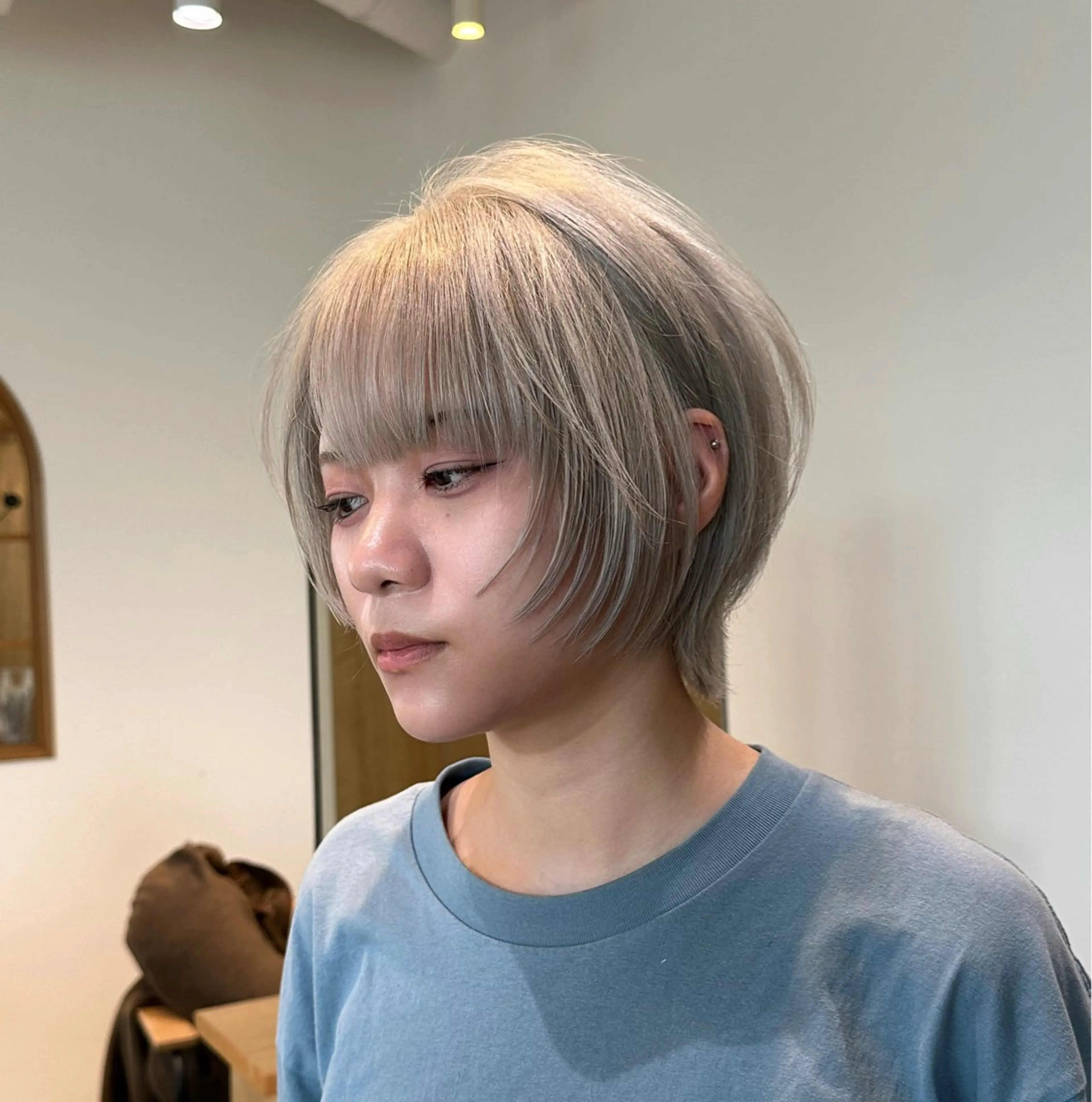 ショート カラー ハイトーンカラー ボブ くびれヘア 顔まわりレイヤー 顔周りカット カット ヘアカラー 大阪ウルフカット ハッシュカットのヘアスタイル