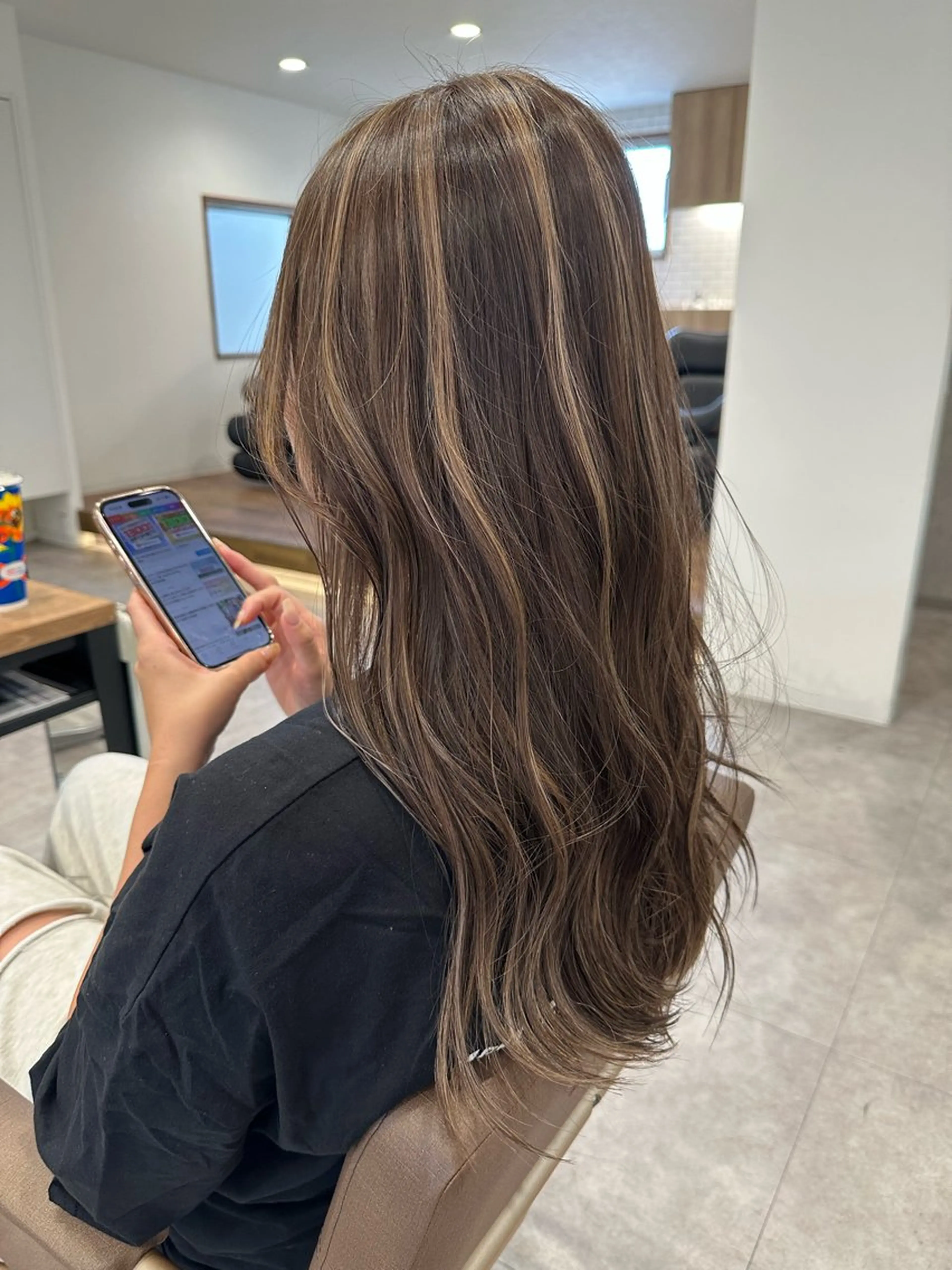 ロング カラー カット ヘアカラー 白髪ぼかしハイライト レイヤー川口　元気のヘアスタイル