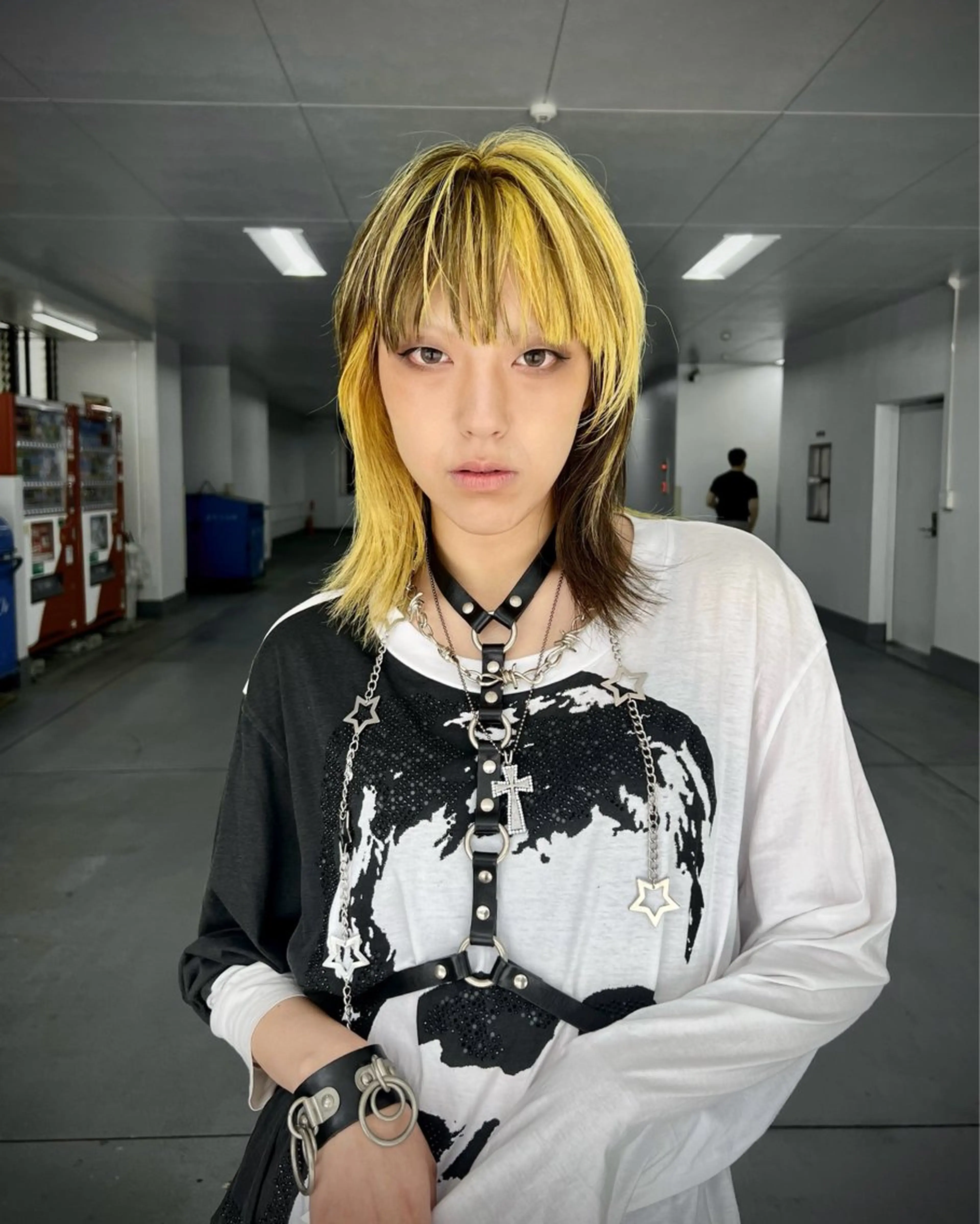 ミディアム カラー メンズ メンズブリーチ メンズハイトーン メンズウルフカット ブリーチ デザインカラー カット ヘアカラー メンズ🔥 撮影モデル募集のヘアスタイル