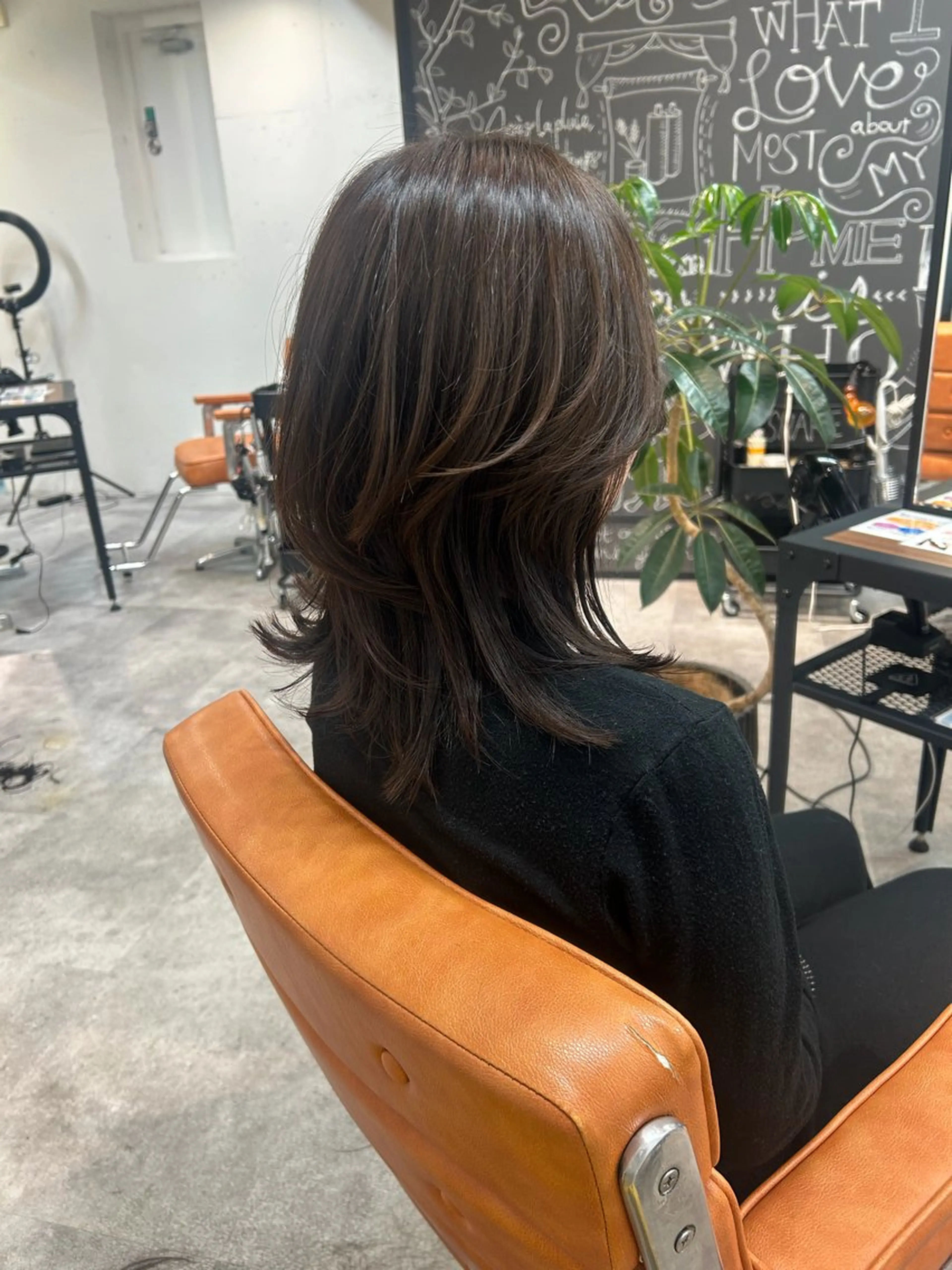 ミディアム カラー オリーブカラー レイヤーカット カット ヘアカラー AILEE所属・ウルフカット レイヤーカット上柿のヘアスタイル