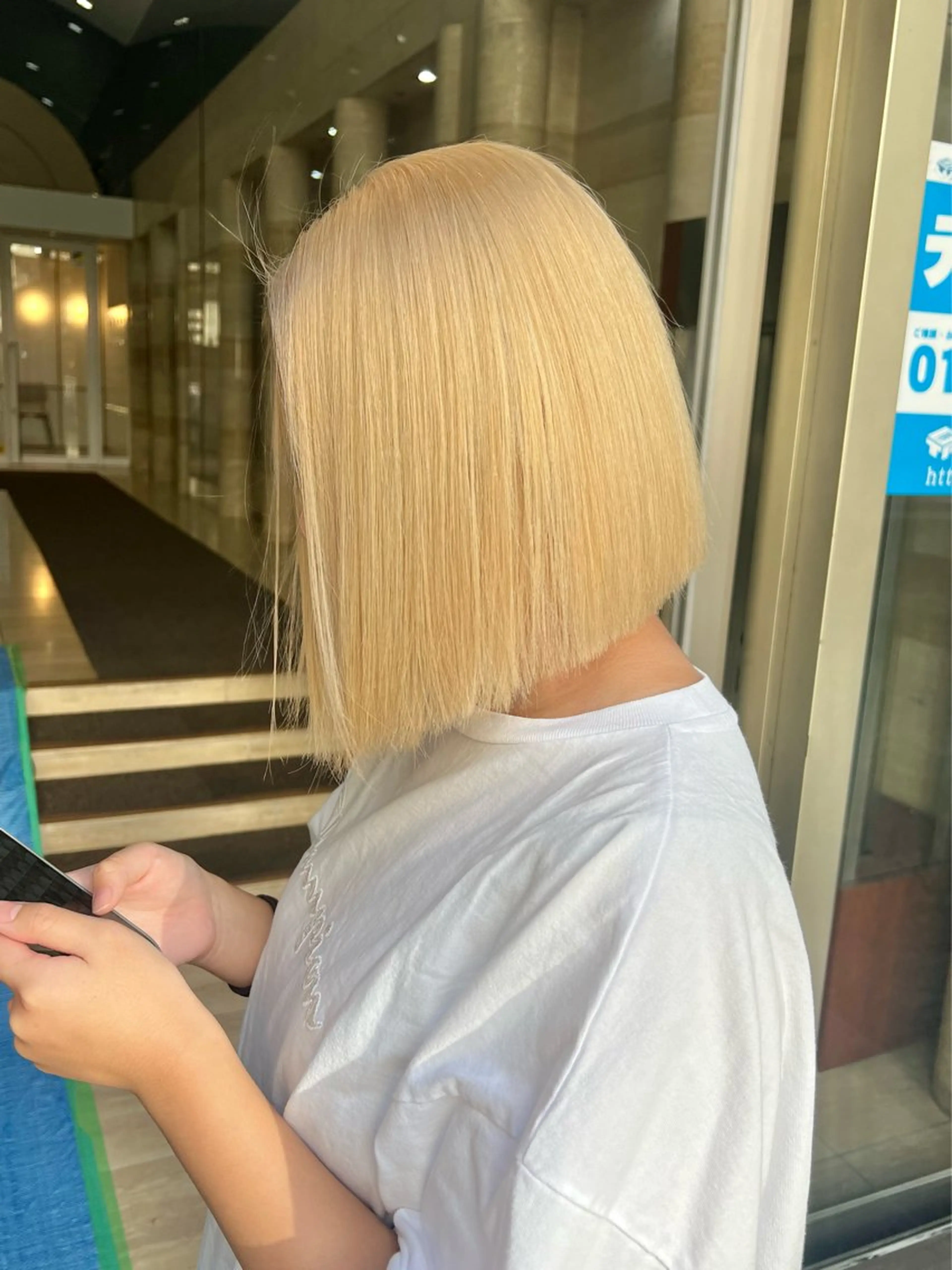 ショート カラー バレイヤージュ ベージュカラー ブリーチ 抜きっぱなしブロンド ブロンド Via officialのヘアスタイル