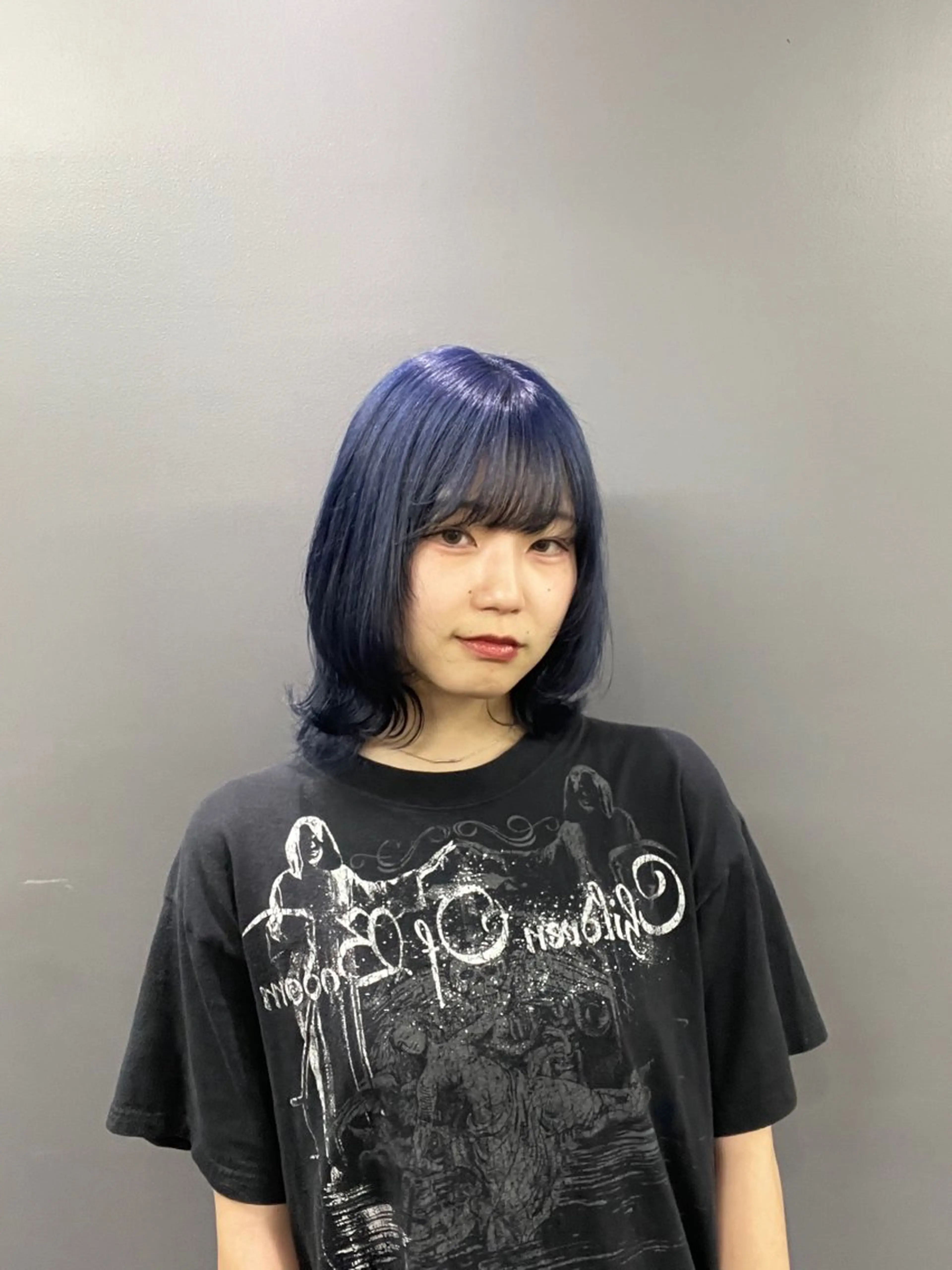 ミディアム カラー 黒髪 ブルーカラー ブルーブラック ネイビーカラー chloe 【クロエ】のヘアスタイル