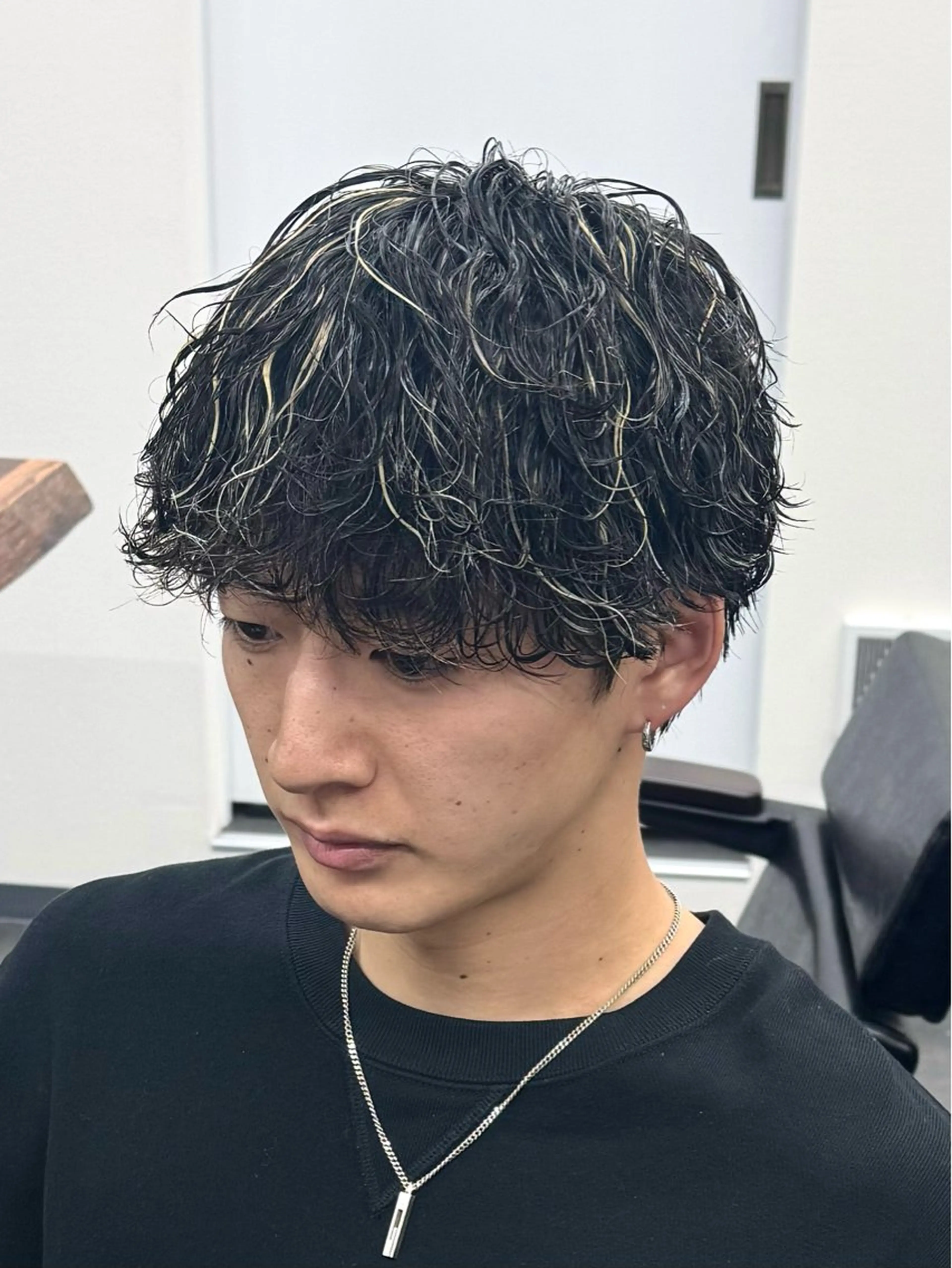 ミディアム パーマ メンズ ミディアムパーマ メンズハイライト メンズメッシュ メンズパーマ 波巻きパーマ カット ヘアカラー 柏メンズカットパーマ NO.1タイチのヘアスタイル