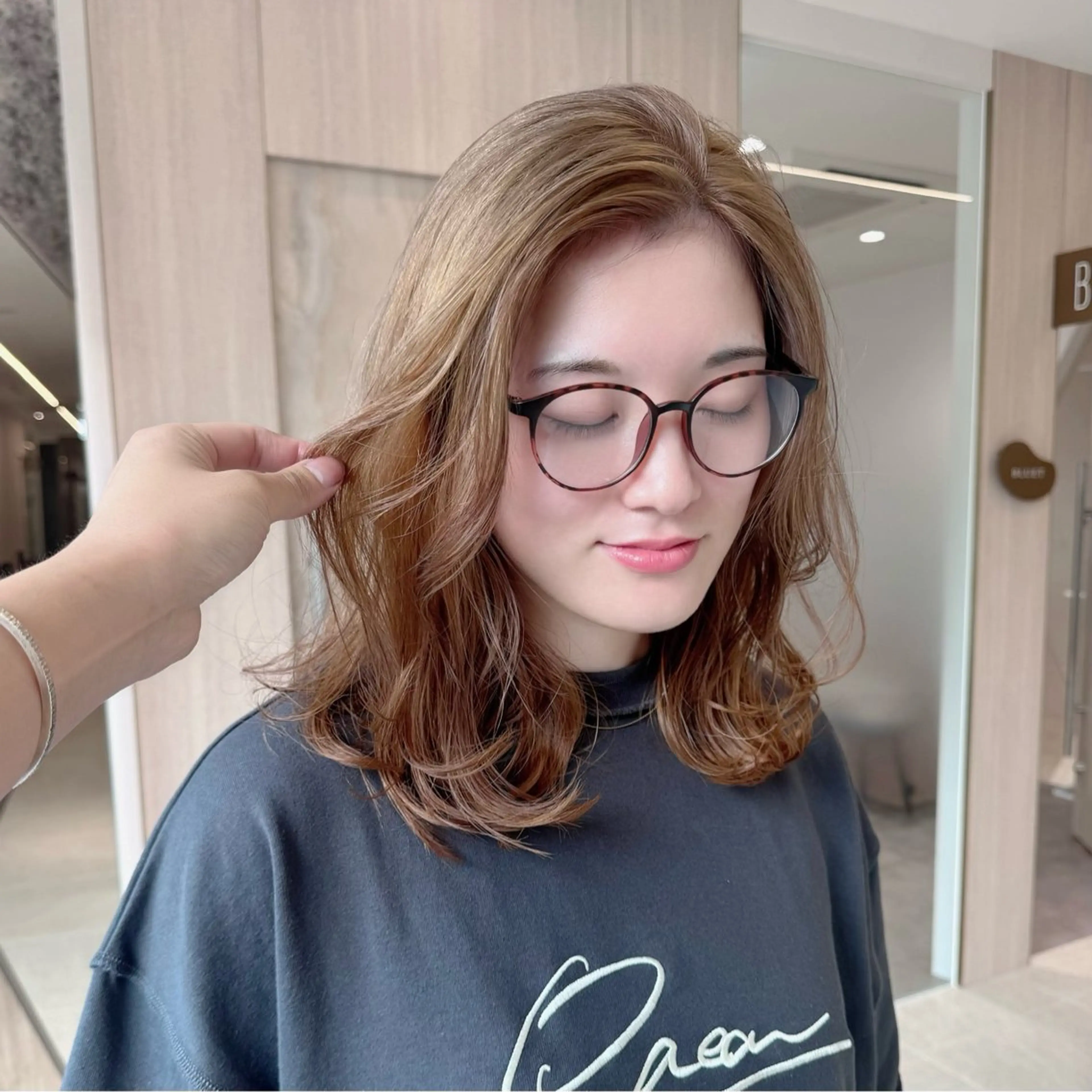 セミロング カット ヘアカラー トリートメント foto所属・𝐁𝐋𝐔𝐄𝐓 /カット特化/荒井のヘアスタイル