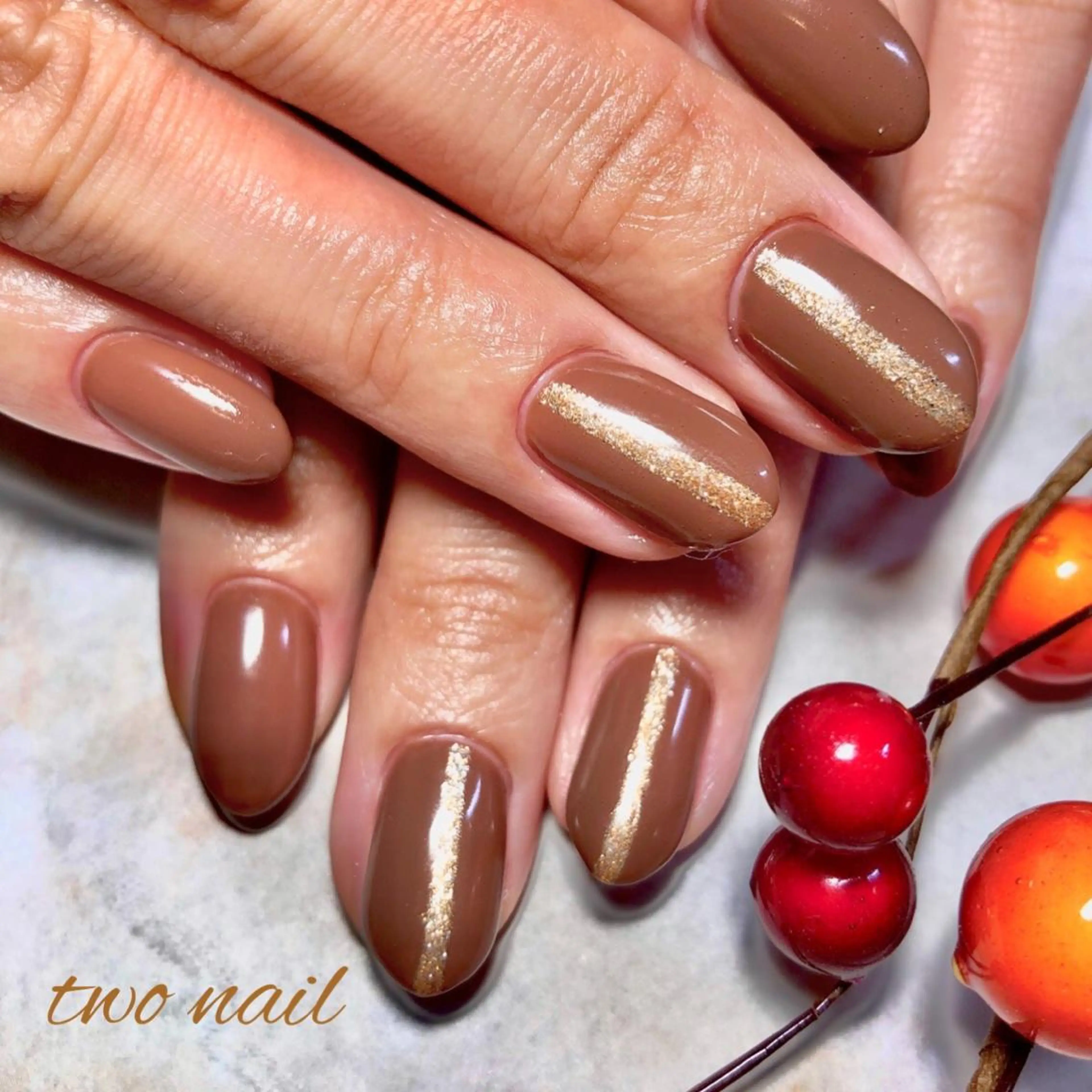 ネイル ブラウン フットネイル ゴールド ハート ワンカラーネイル two nailのネイルデザイン