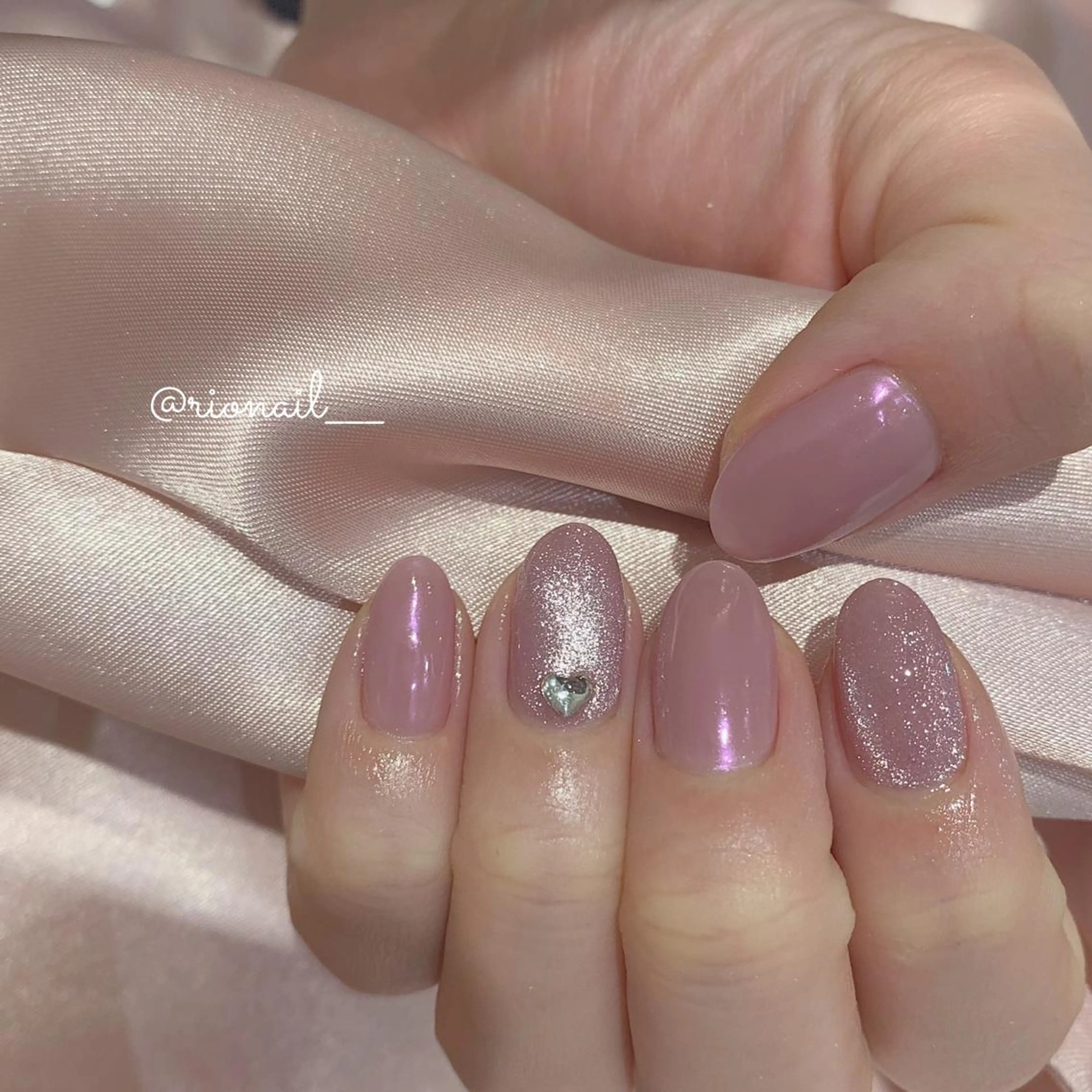 ネイル 𝘙𝘪𝘰𝘯𝘢 ...🕯🤍のネイルデザイン