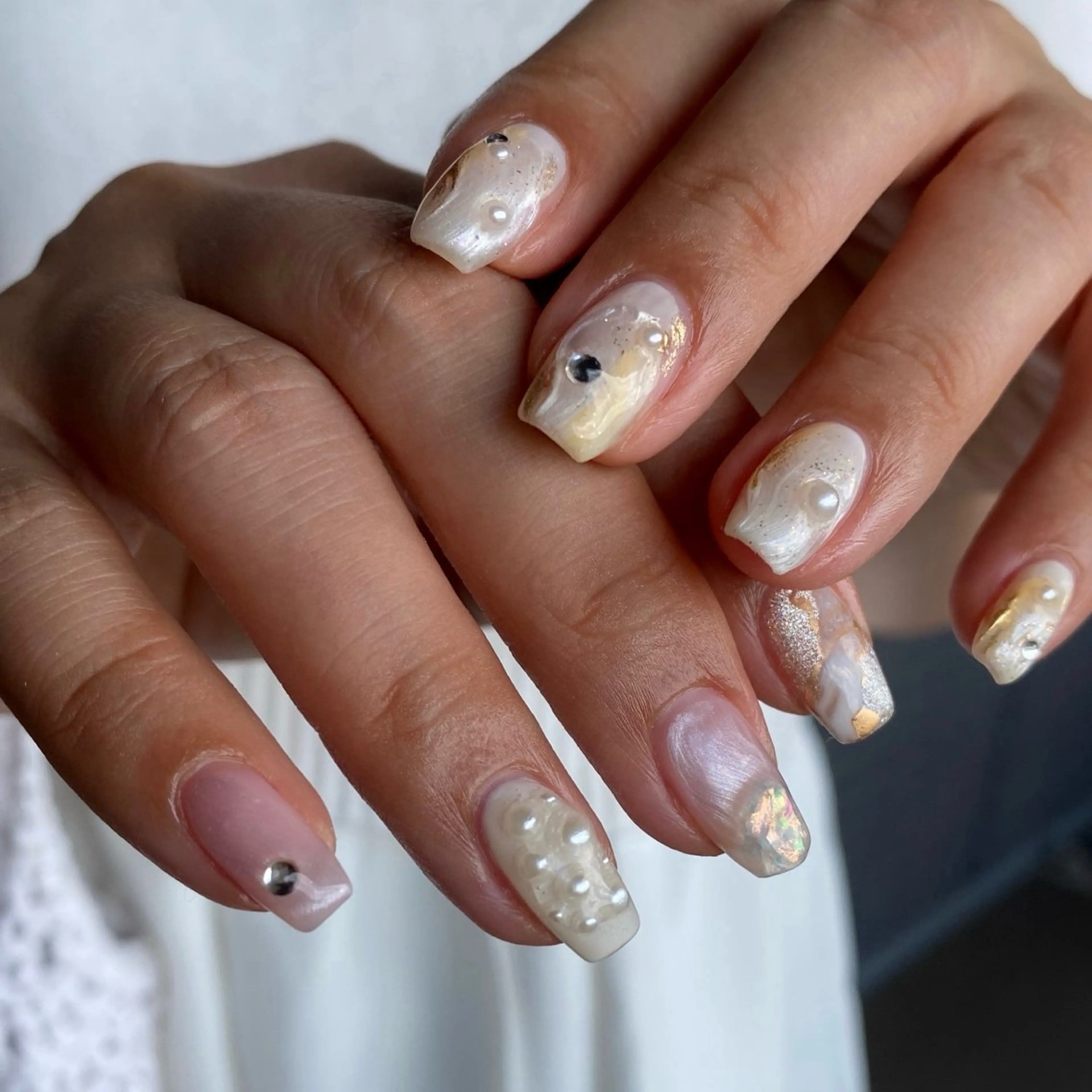 ネイル ニュアンスネイル シンプルネイル ブライダルネイル ホワイト amuse 手書きニュアンスのネイルデザイン