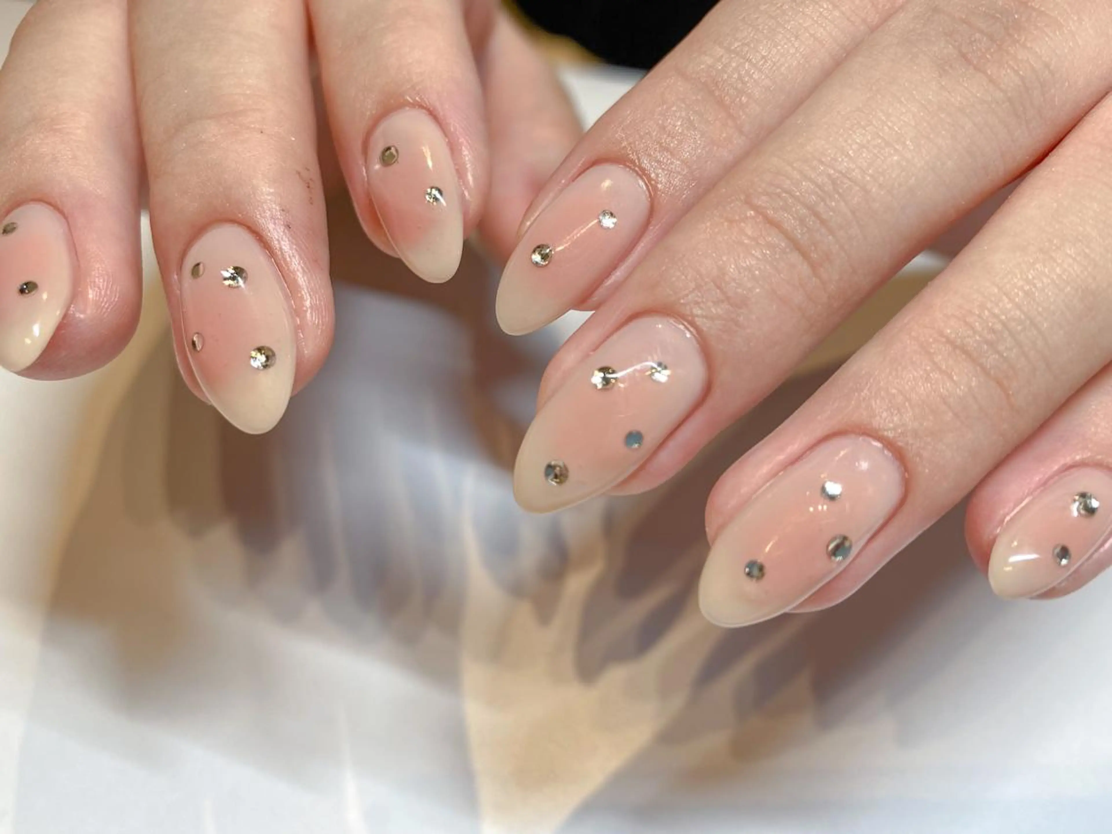 ネイル チークネイル キラキラネイル ストーンネイル ハンドネイル 表参道colore所属・表参道colore店 REICAのネイルデザイン