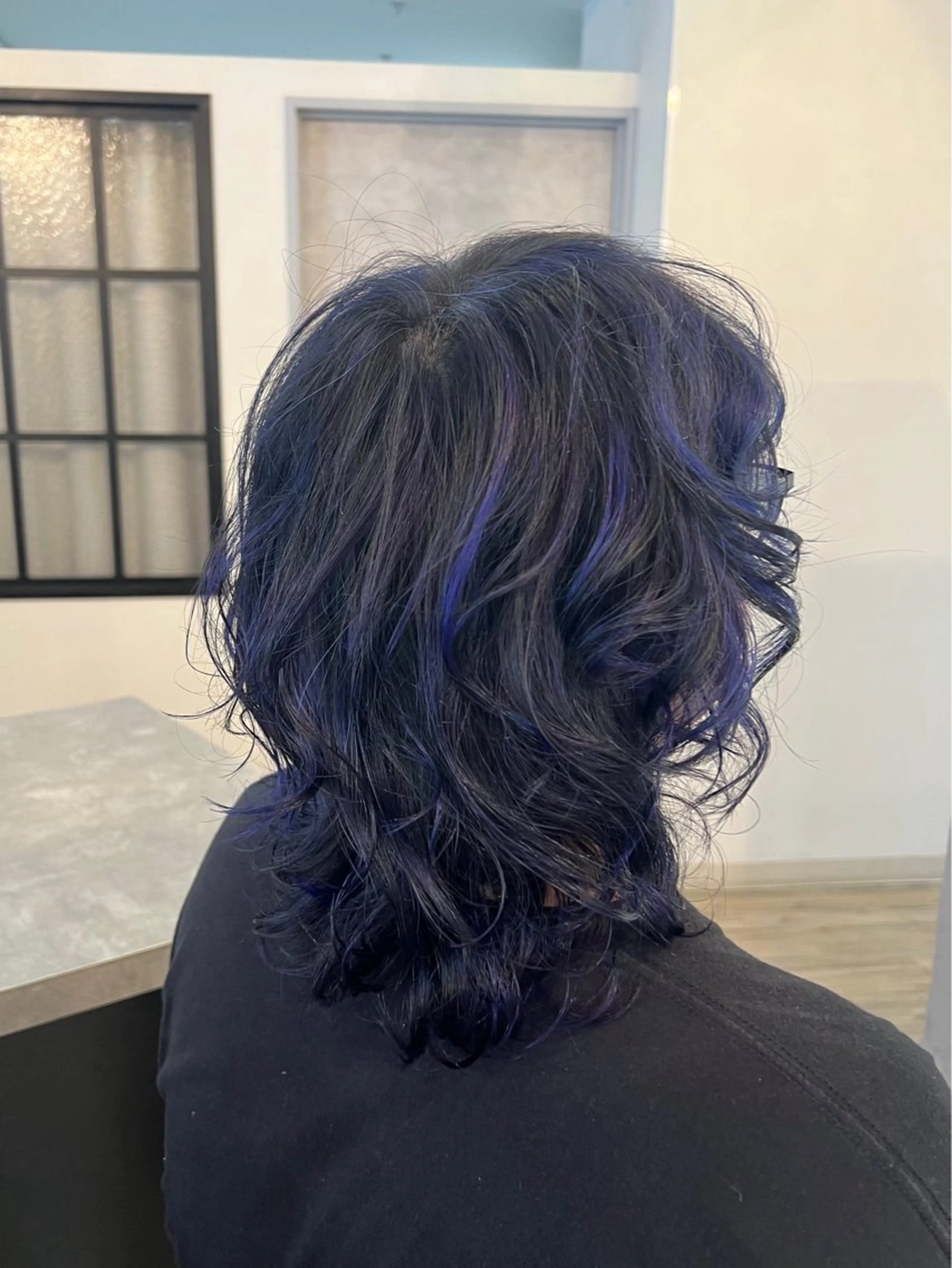 カラー メンズ メンズハイライト 黒髪 ブルーカラー ブルーブラック ブルーバイオレット カット ヘアカラー いぐちしょうた🫧 VISAGEbaskのヘアスタイル