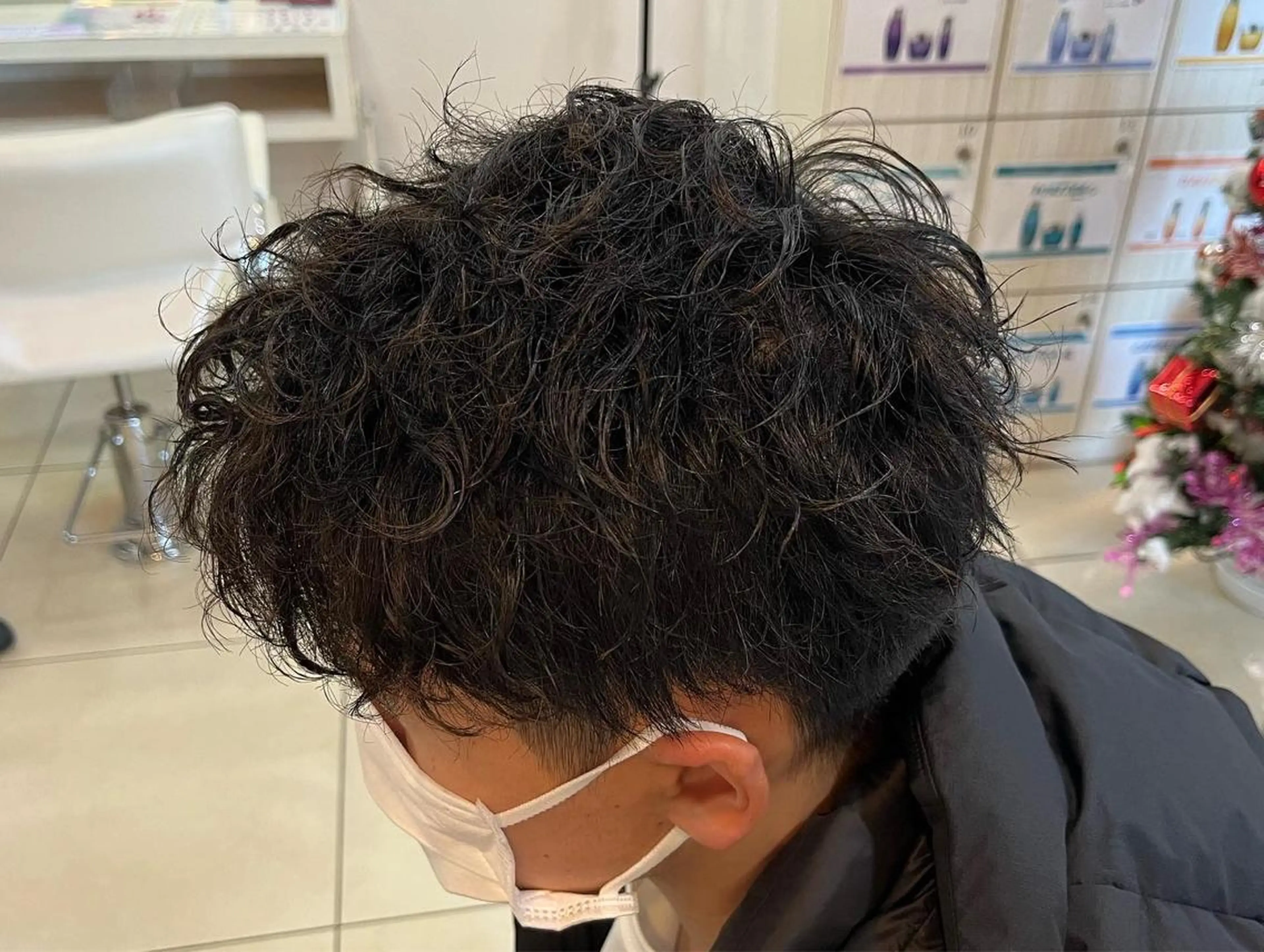 ショート パーマ メンズ アップバング メンズパーマ ショートヘア スパイラルパーマ カット パーマ 韓国風メンズ/毛流れ ヘアなら須田龍世のヘアスタイル