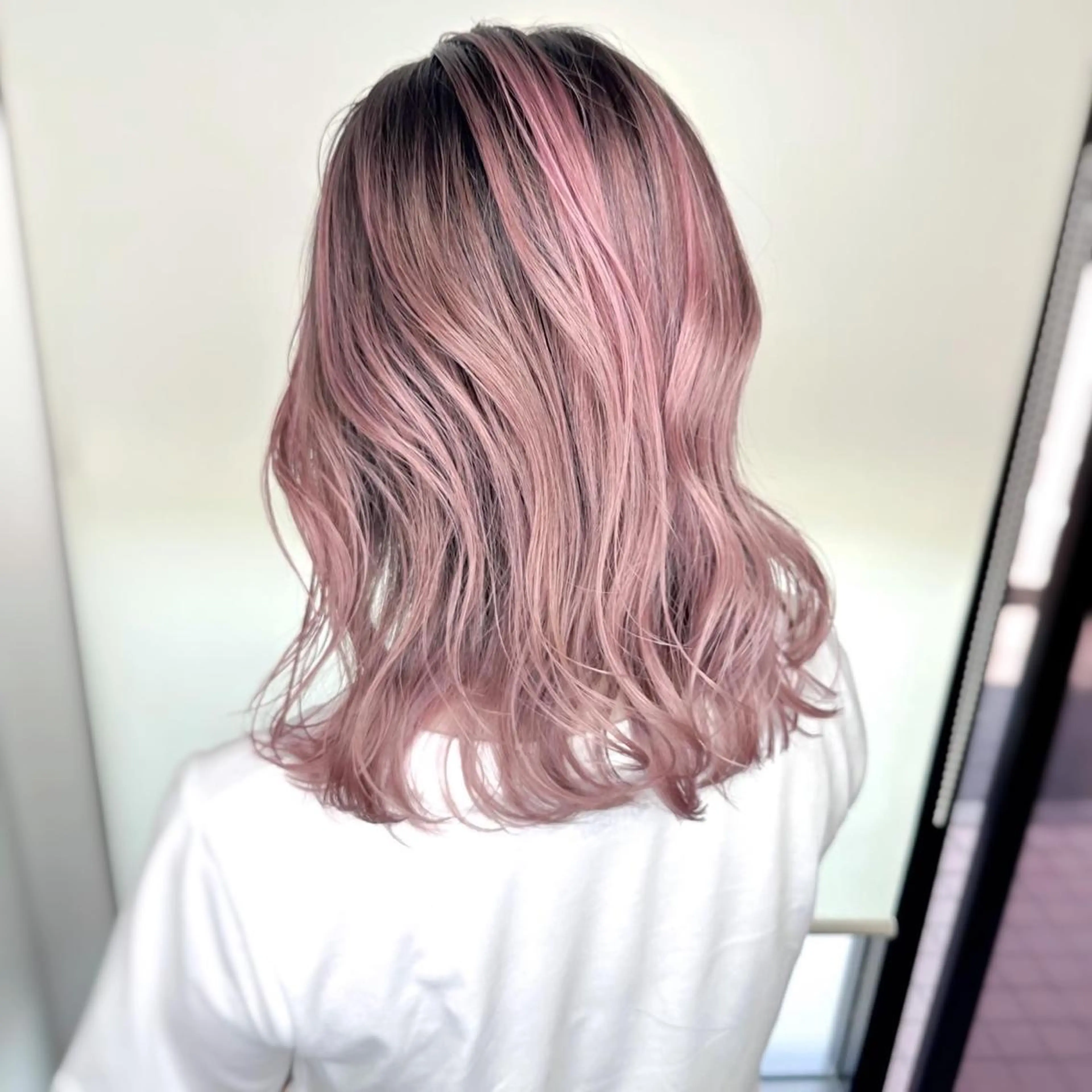 ミディアム カラー バレイヤージュ ピンクカラー ホワイトピンク レイヤーカット カット ヘアカラー peg.hair所属・ブリーチカラー🫧 森　凪沙のヘアスタイル