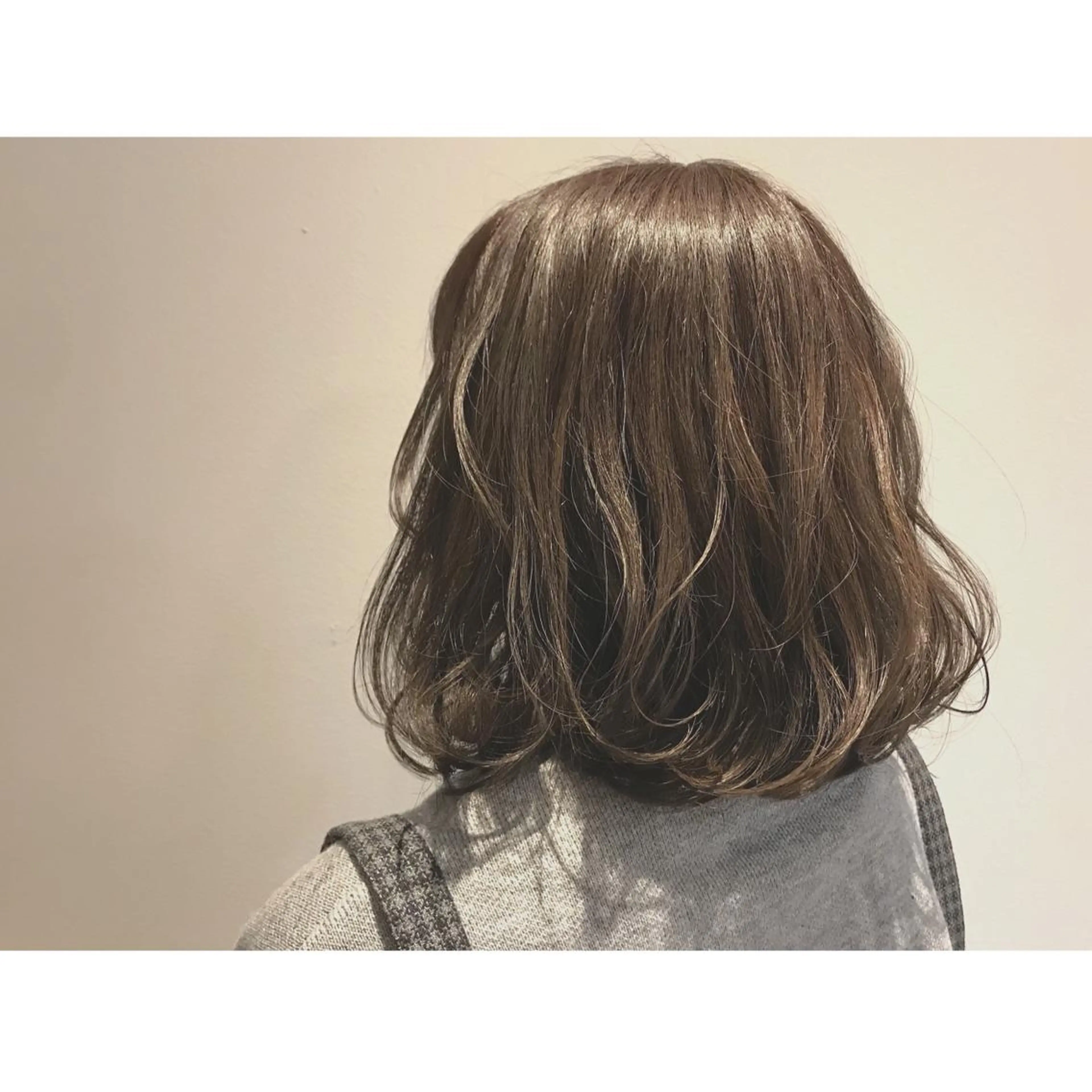 ミディアム カラー 切りっぱなしボブ アッシュ グレージュ ハイライトカラー 3Dハイライト なかにし まゆみのヘアスタイル