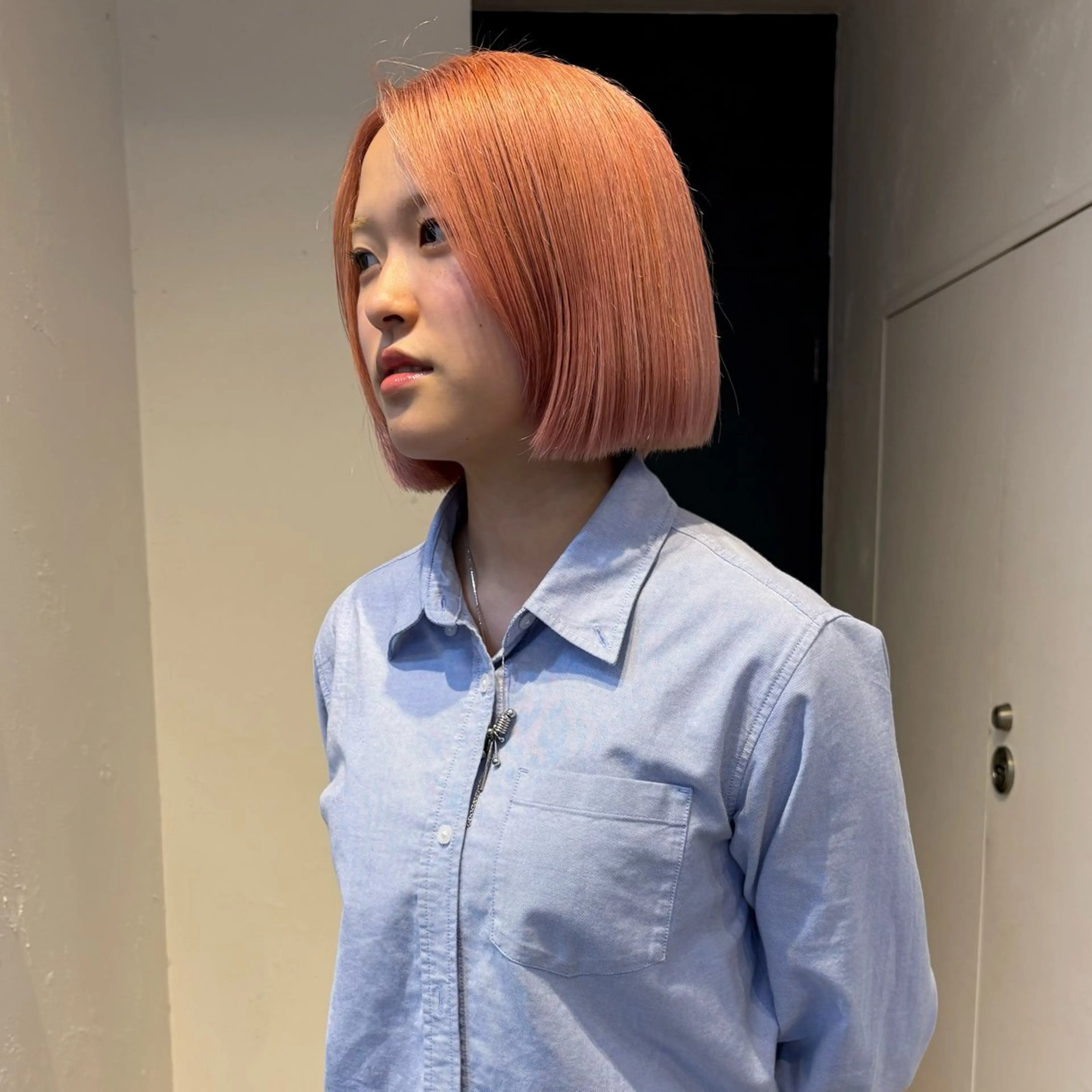 ショート カラー mina / 透明感ベージュカラーのヘアスタイル