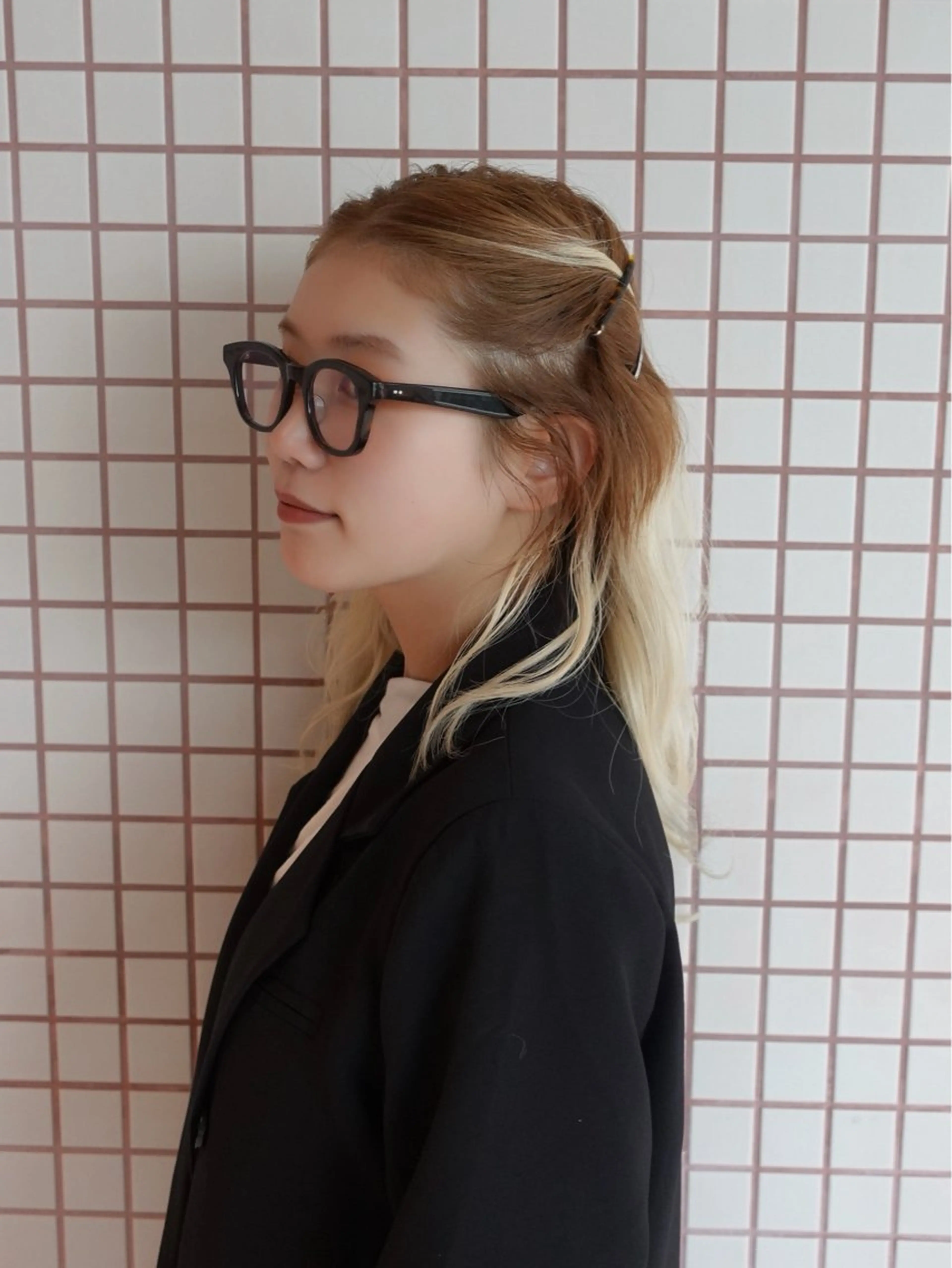 セミロング カラー ヘアアレンジ お団子ヘア ブリーチ ブラウンカラー ヘアカラー トリートメント mina 🌷のヘアスタイル