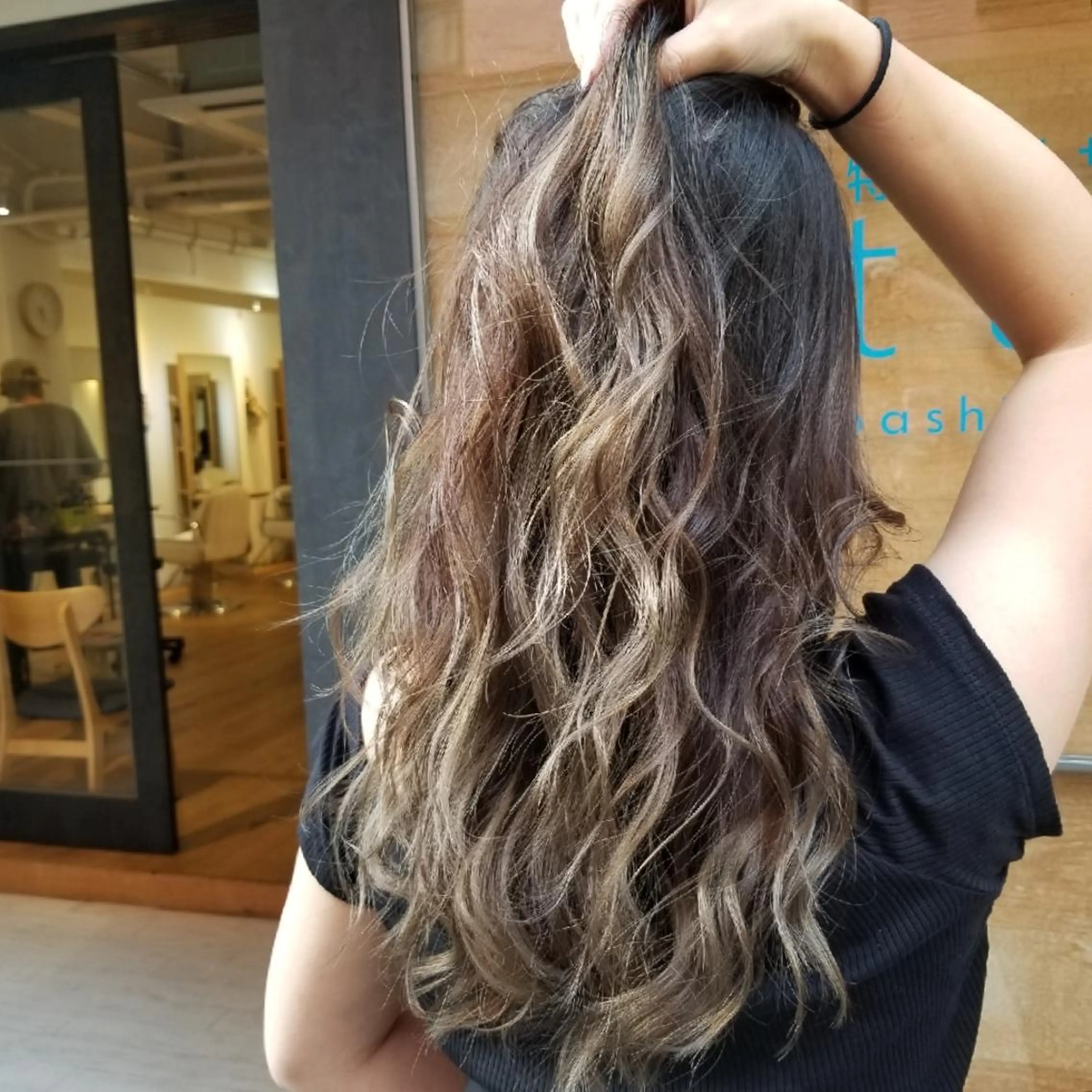 ロング カラー アッシュ アッシュグレー バレイヤージュ ベージュカラー グレージュ 【ネウィ天王寺 】seiyaのヘアスタイル