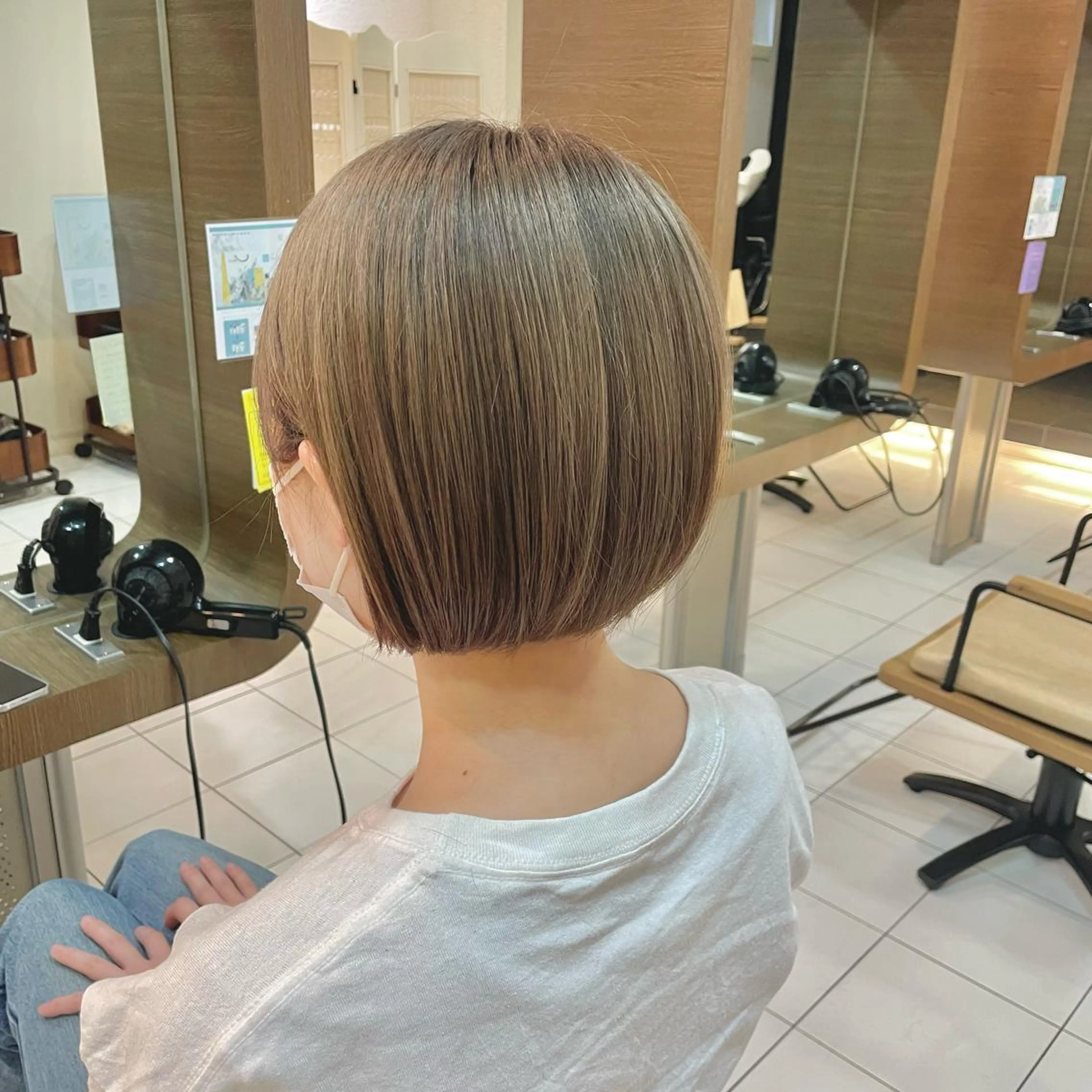 ショート カラー ベージュカラー ブリーチ ミルクティーベージュ 透明感カラー/ 寺田千雅子のヘアスタイル