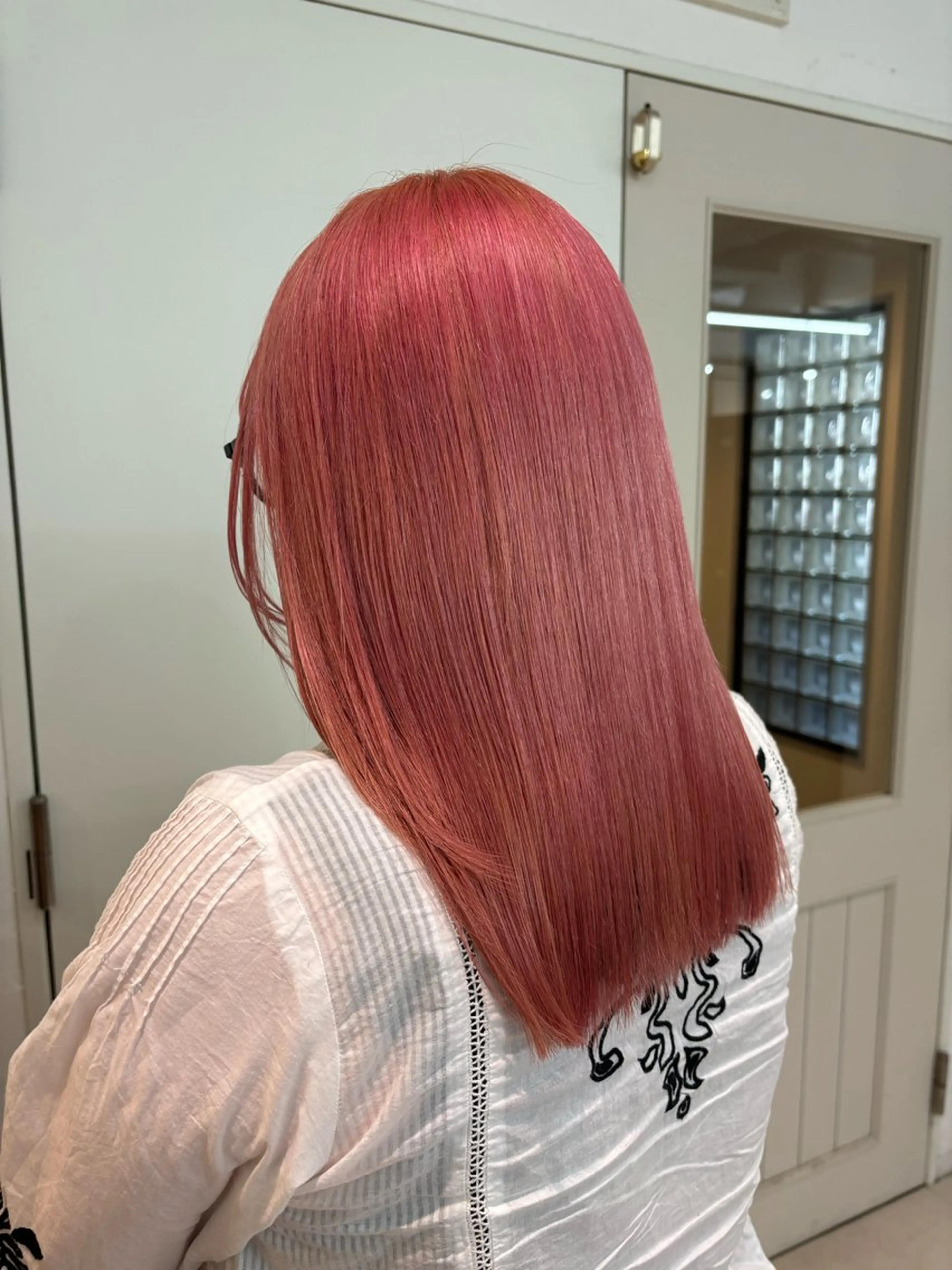 セミロング カラー ブリーチ ピンクカラー 室谷 ゆりあのヘアスタイル