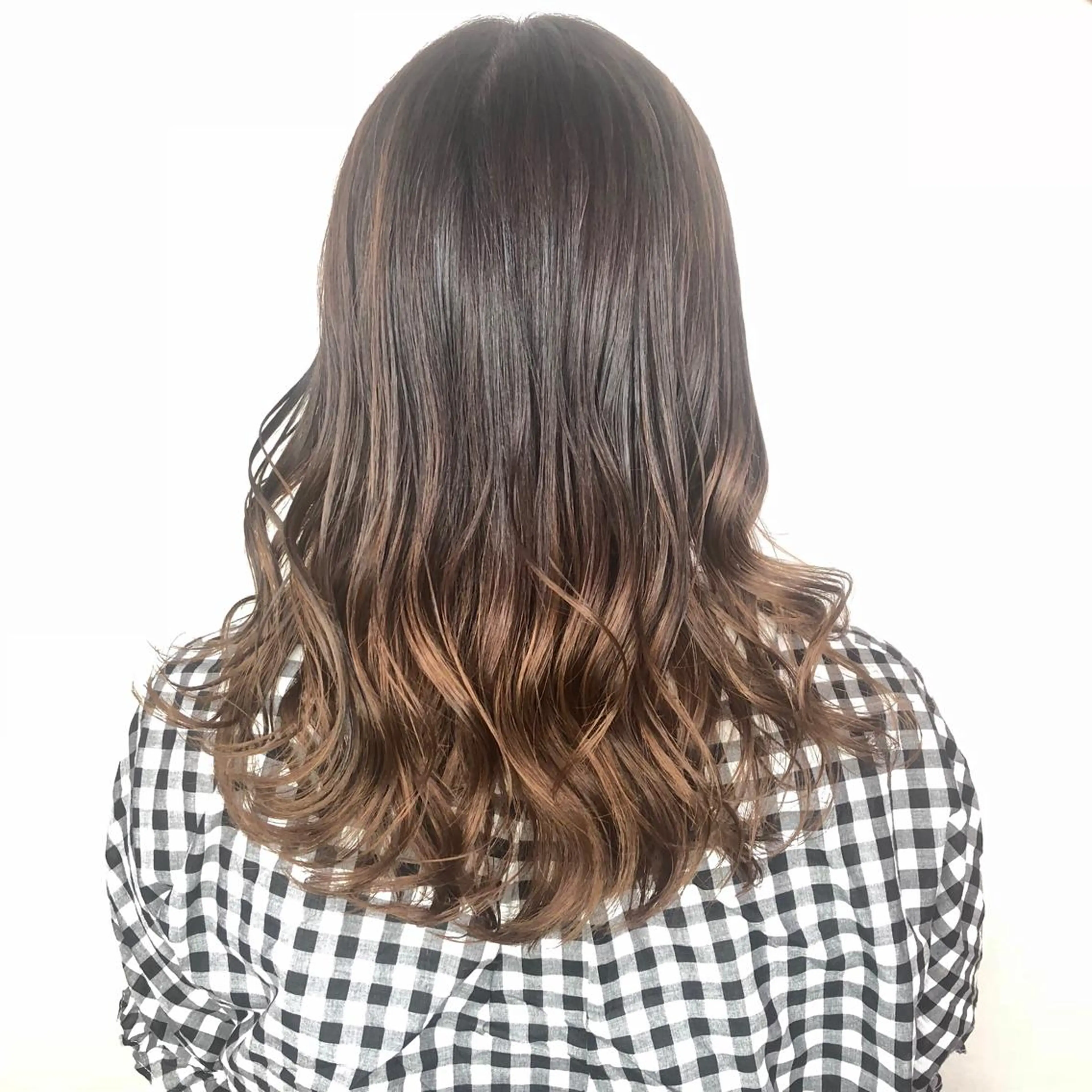 セミロング カラー グラデーションカラー ベージュ/インナー カラー🤍Rieのヘアスタイル