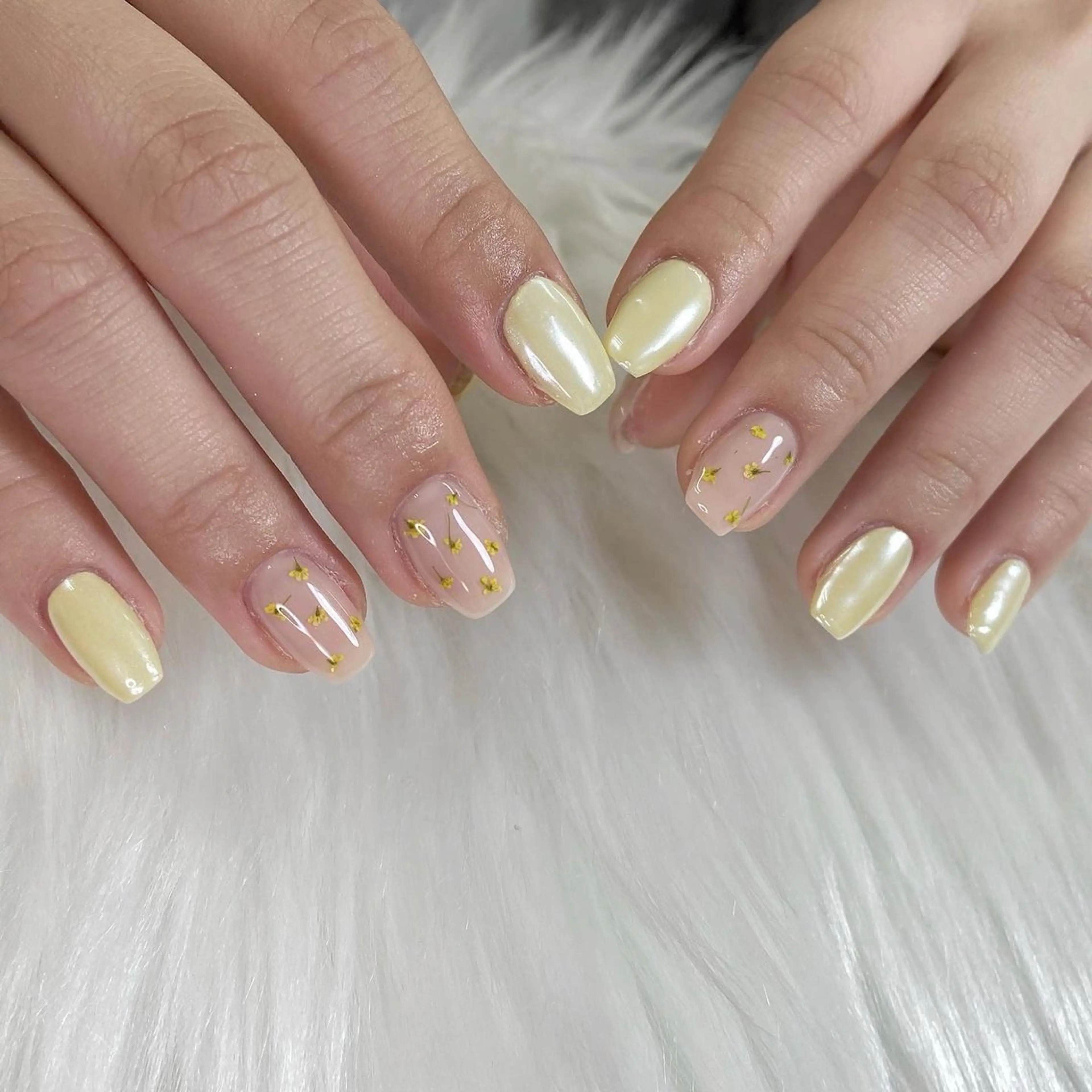 ネイル アートネイル オーロラネイル フラワーネイル ガーリー キラキラネイル ハンドネイル Kanako 💫のネイルデザイン