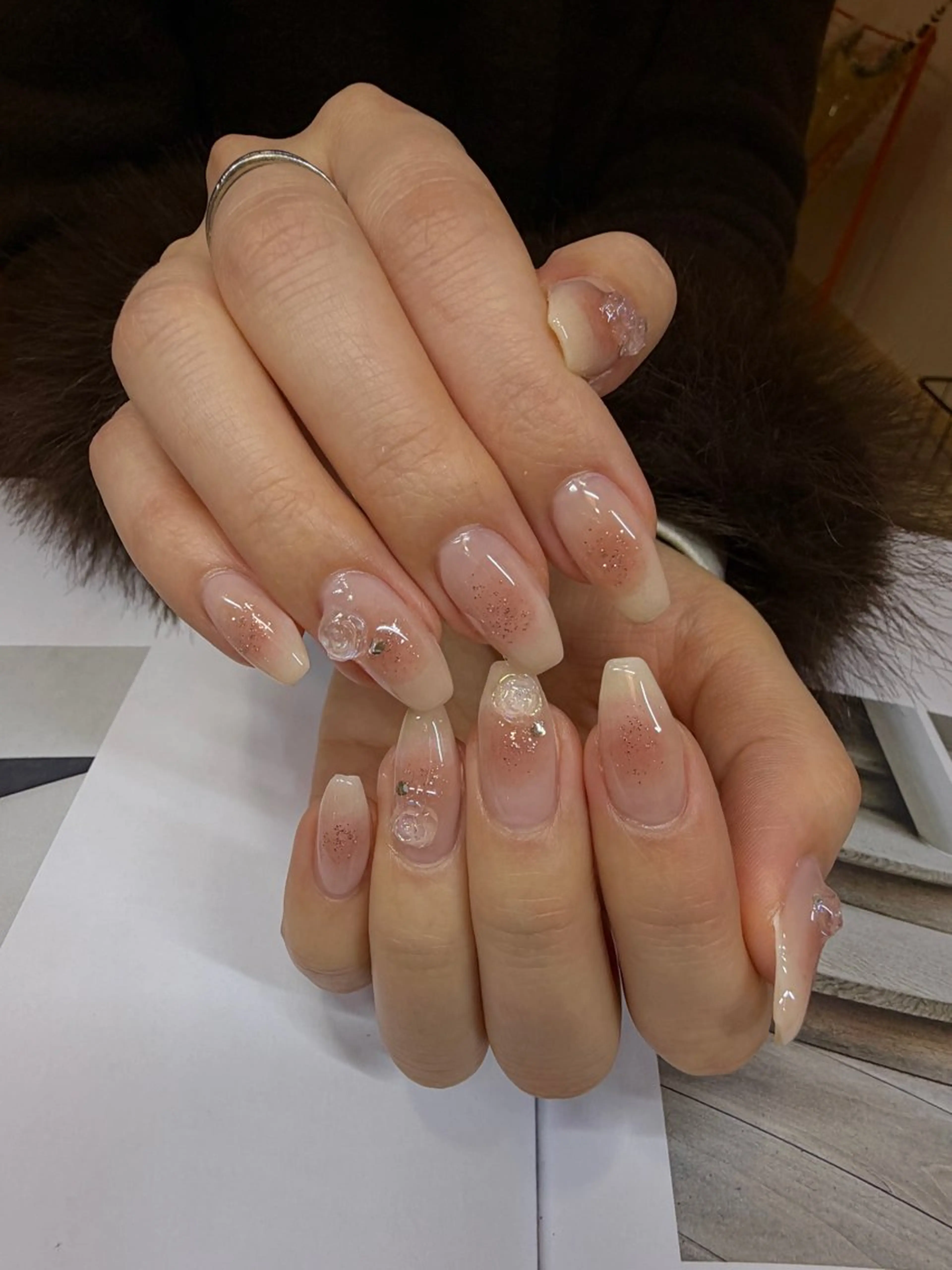 ネイル ハンドネイル anyora nail salon所属・大人ワンホン キラキラ／Ayanoのネイルデザイン