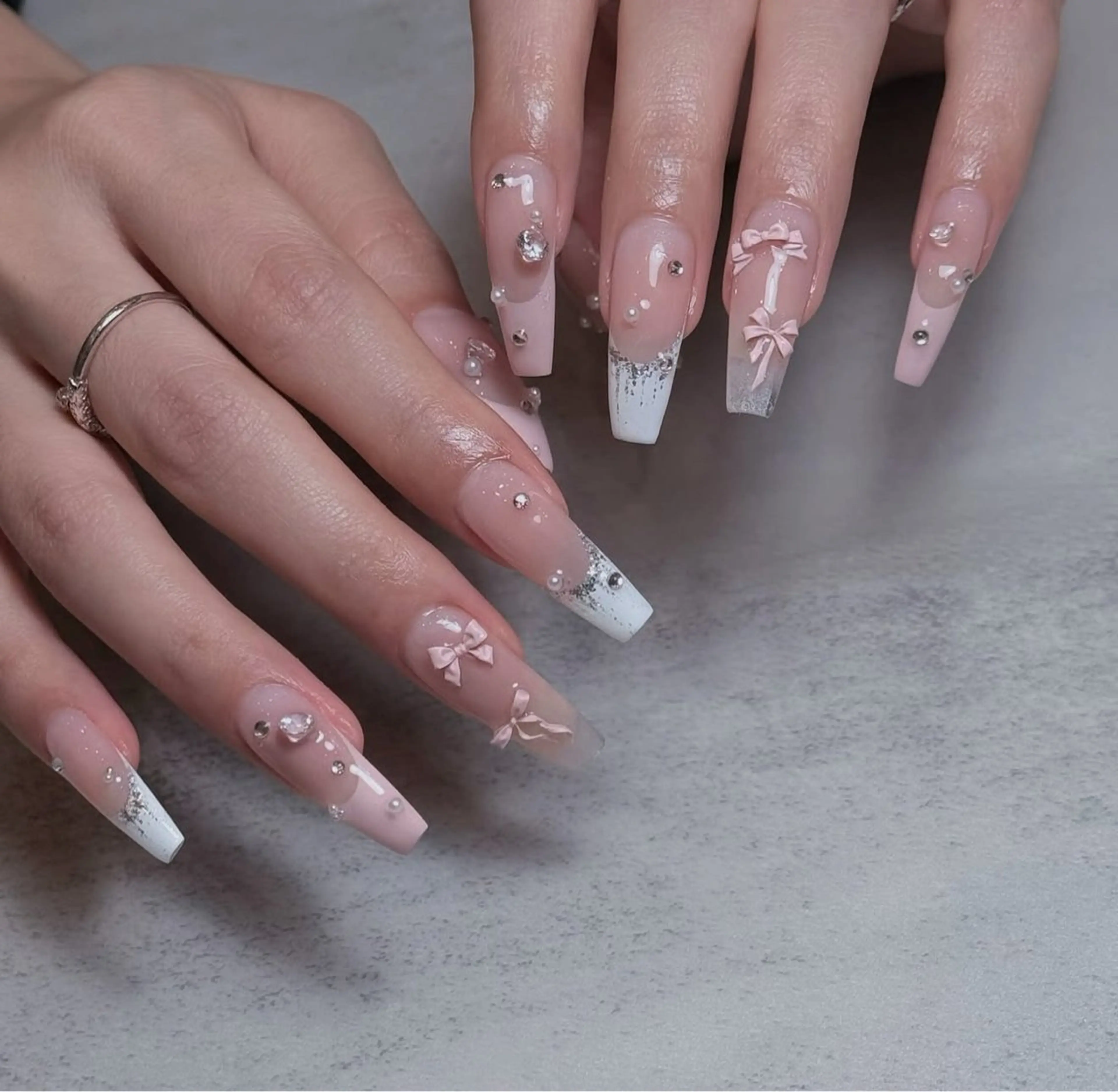 ネイル 成人式 キラキラネイル マグネットネイル ミラーネイル ニュアンスネイル ハンドネイル Lyna 池袋のネイルデザイン