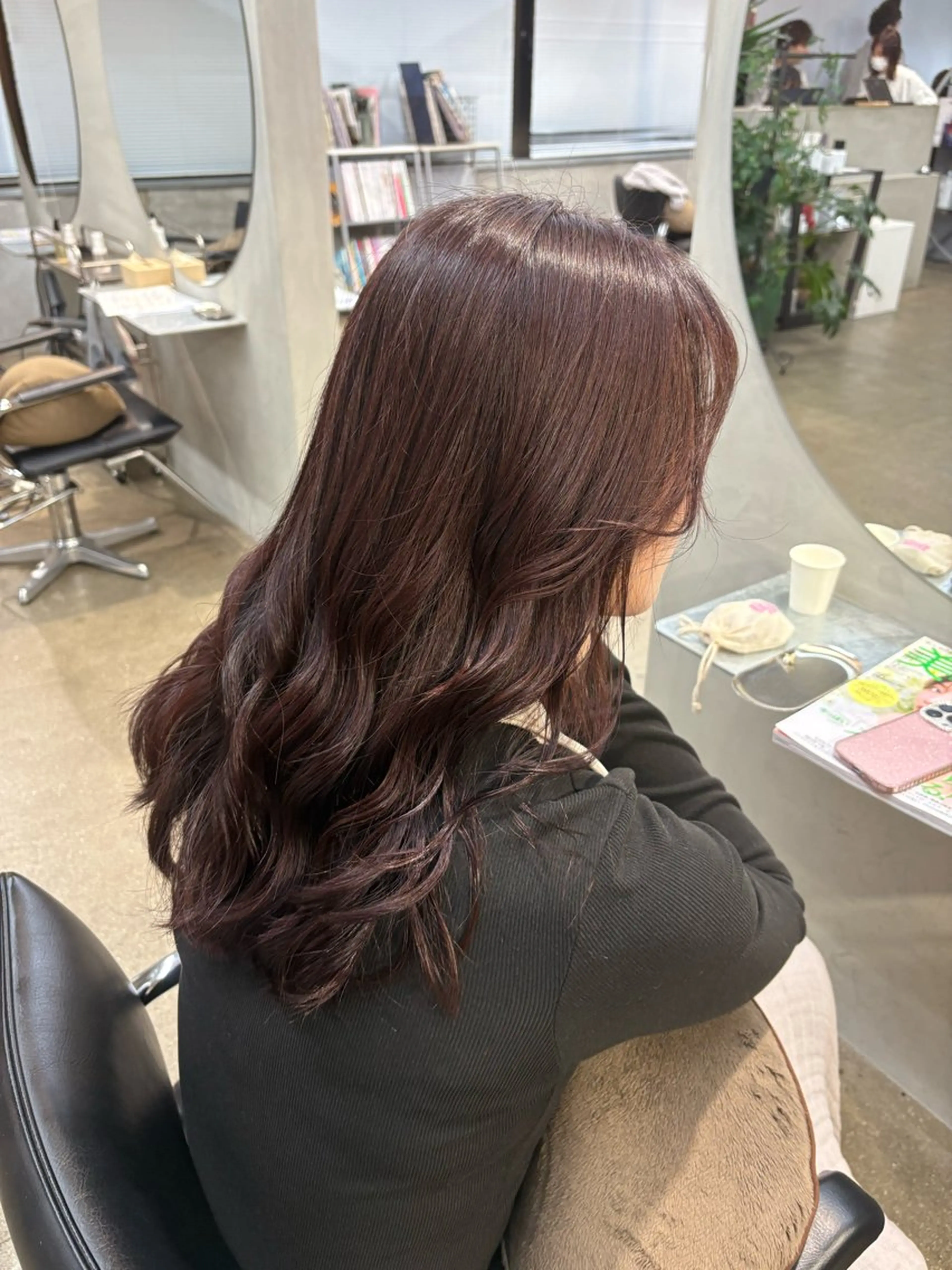ミディアム ニシタニ コハルのヘアスタイル