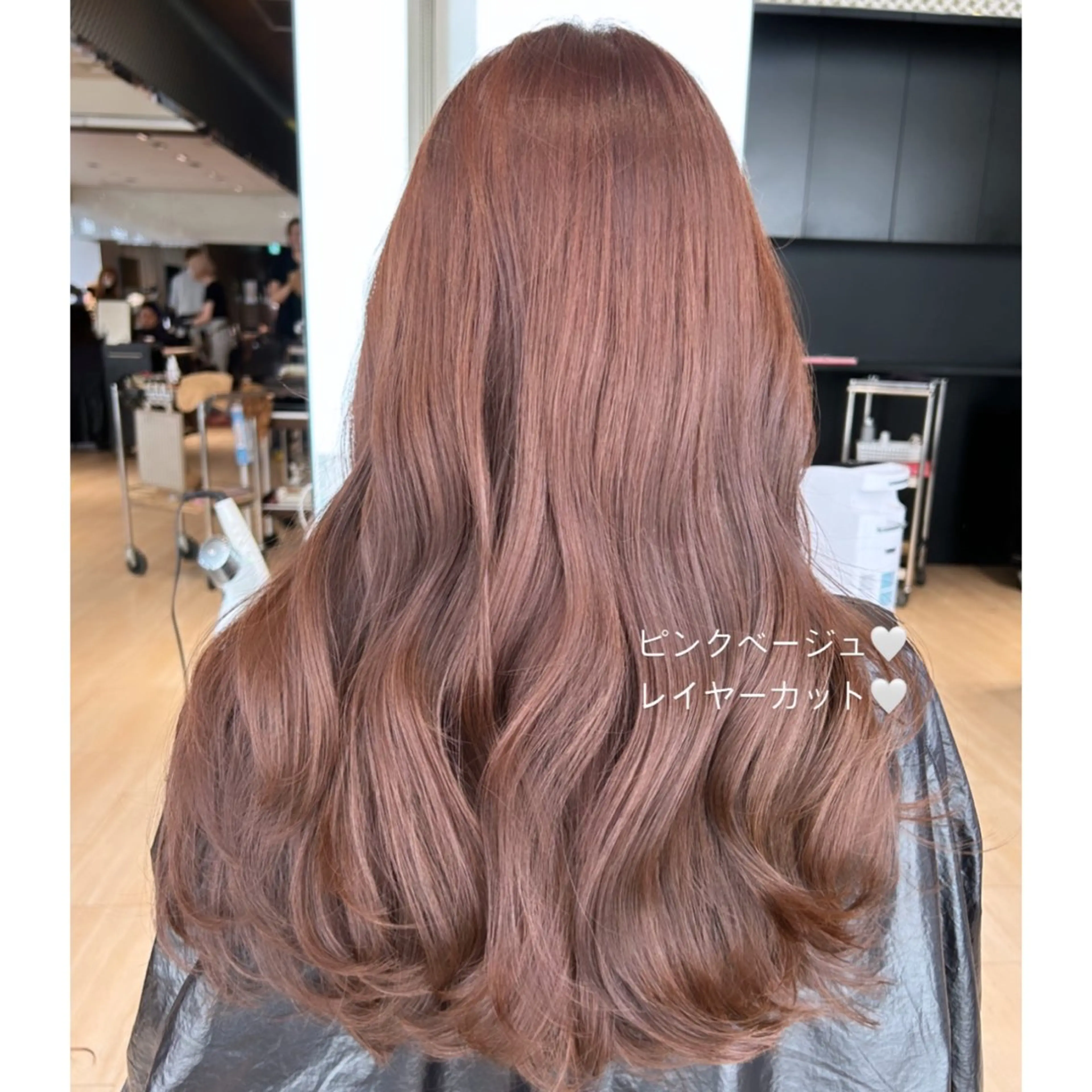 ロング カラー ベージュカラー ブリーチ ブリーチなしカラー ピンクカラー ピンクベージュ カット ヘアカラー トリートメント 🍼顔周りカット/ レイヤー/小川華奈のヘアスタイル