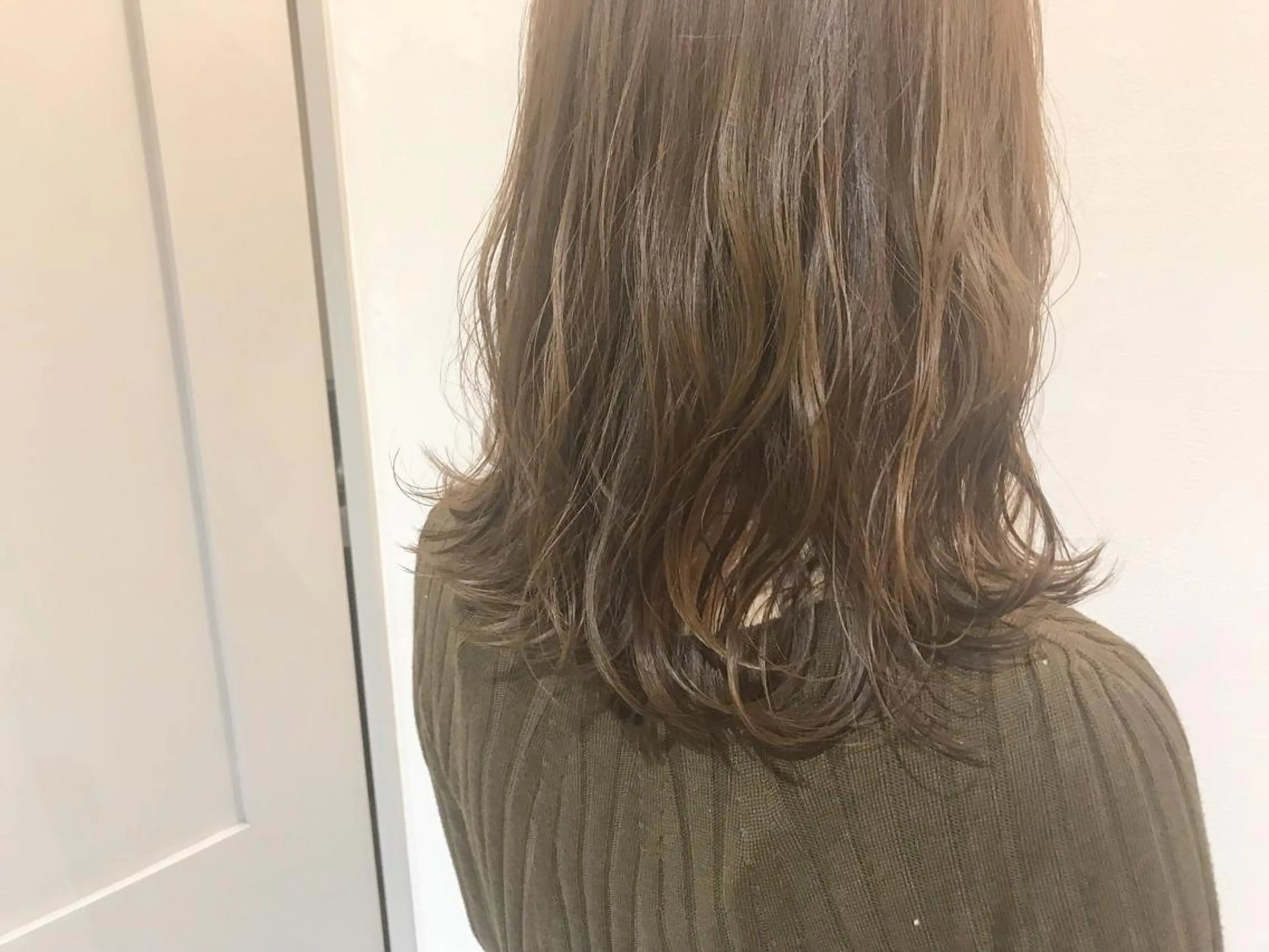 ミディアム カラー ベージュカラー ミルクティーベージュ 吉田 早織のヘアスタイル