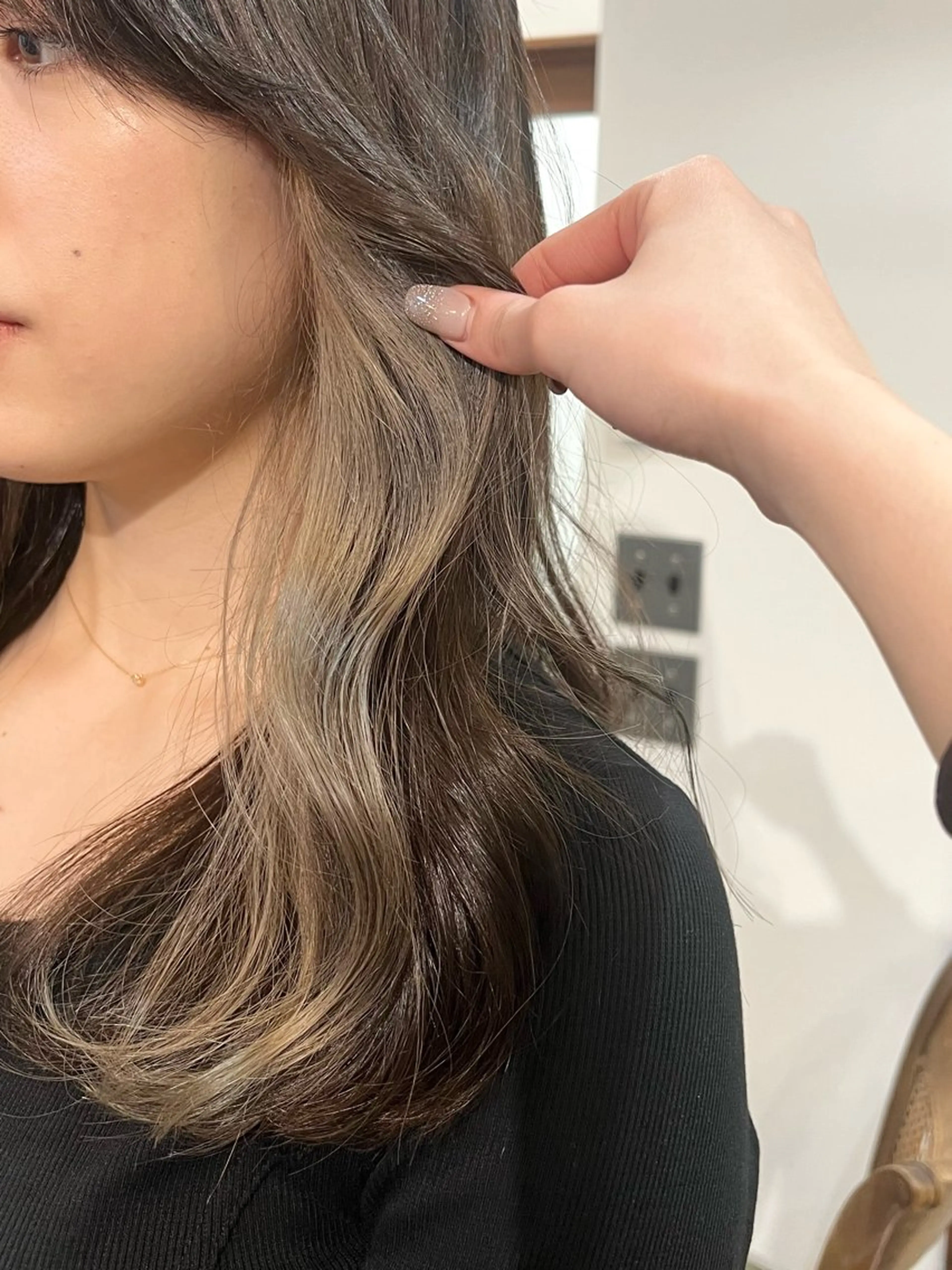 セミロング カラー ベージュカラー ブリーチ インナーカラー ホワイトベージュ ヘアカラー トリートメント Ami ブリーチ/ハイトーンのヘアスタイル