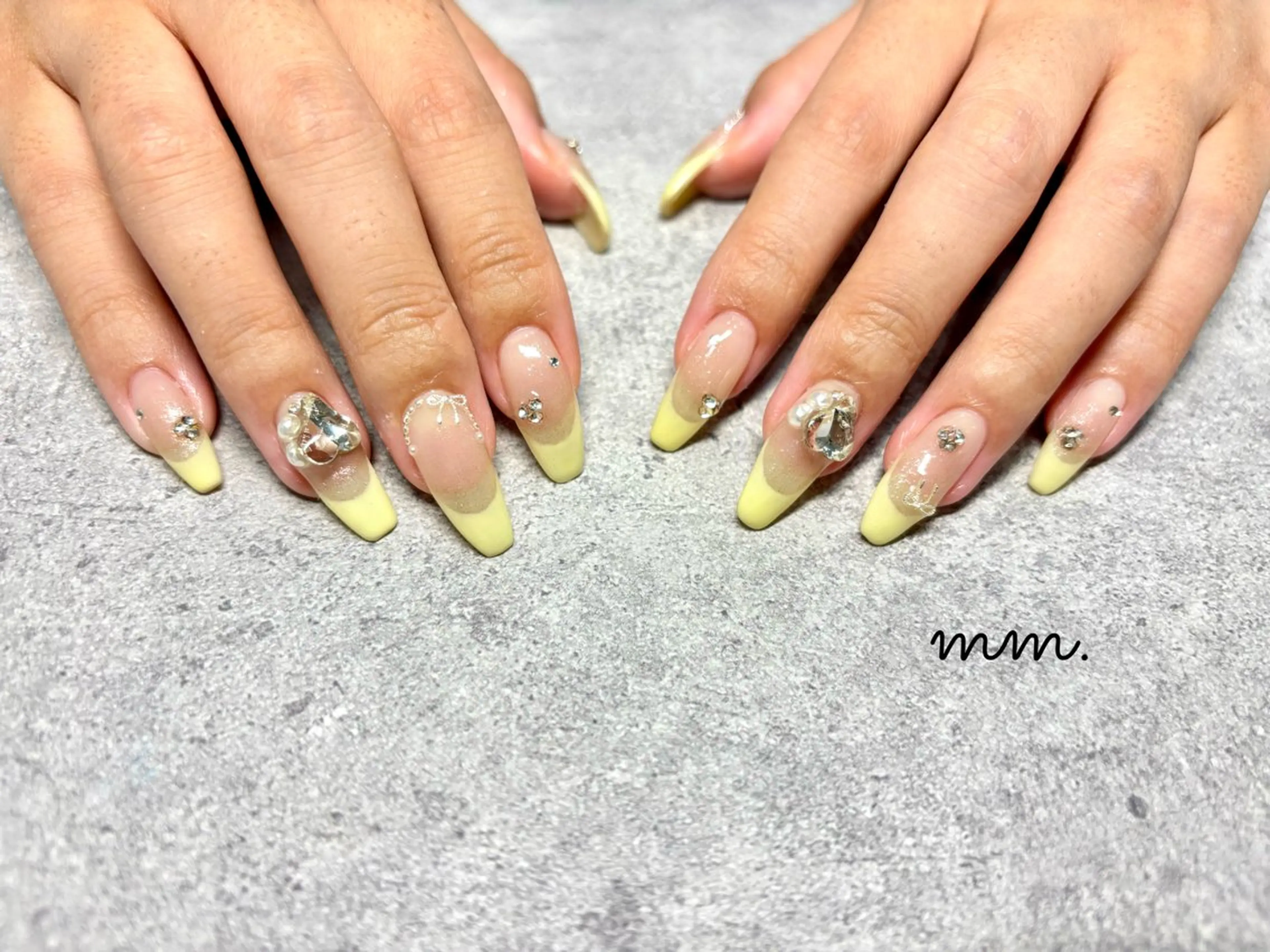 ネイル フレンチネイル 持ち込み 黄色 ハンドネイル mm. ✨Ayuna✨のネイルデザイン