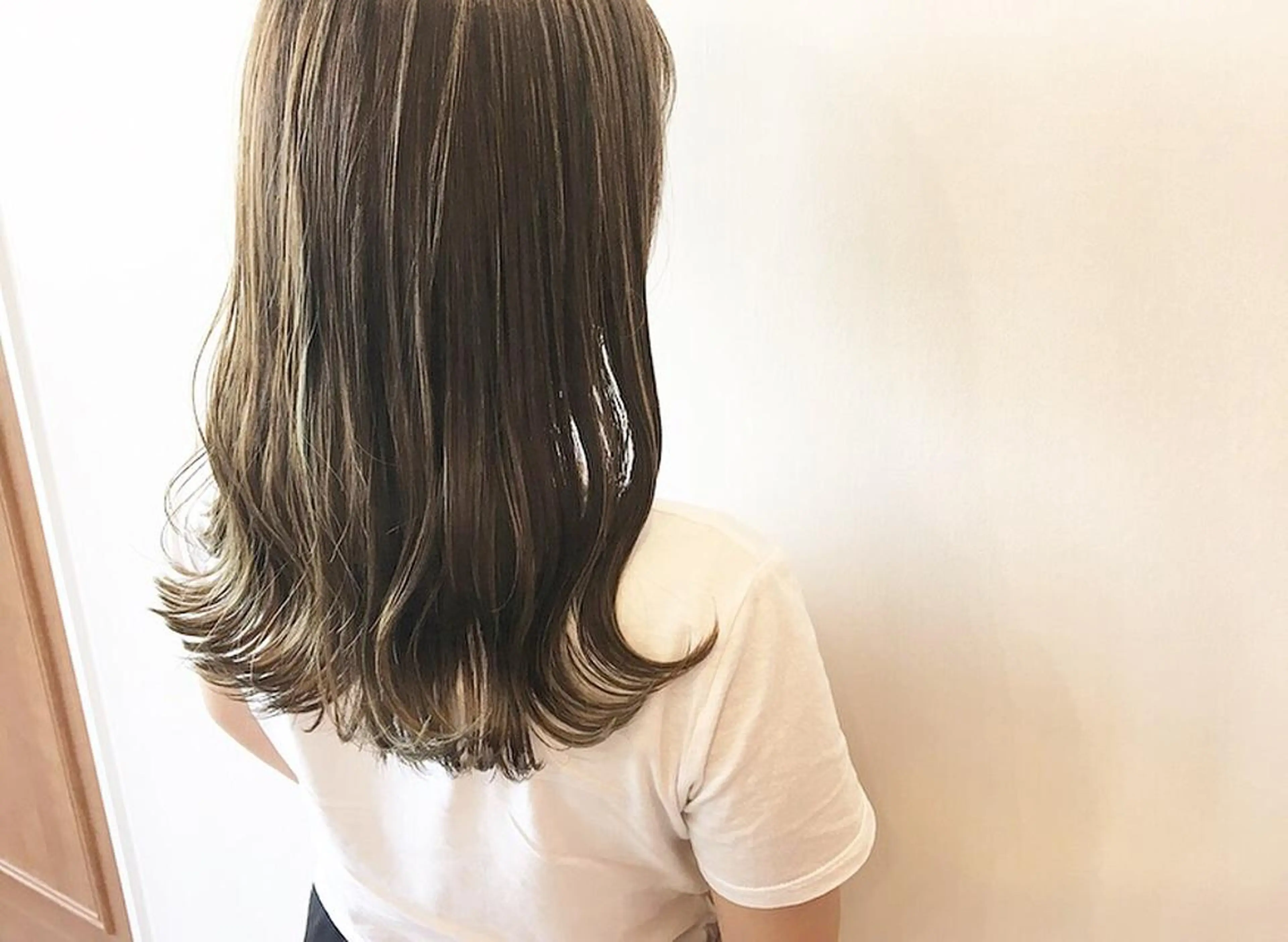 ミディアム カラー アッシュ ベージュカラー 透明感カラー ハイライトカラー ハイライト カット ヘアカラー トリートメント 鈴木 翔梧のヘアスタイル