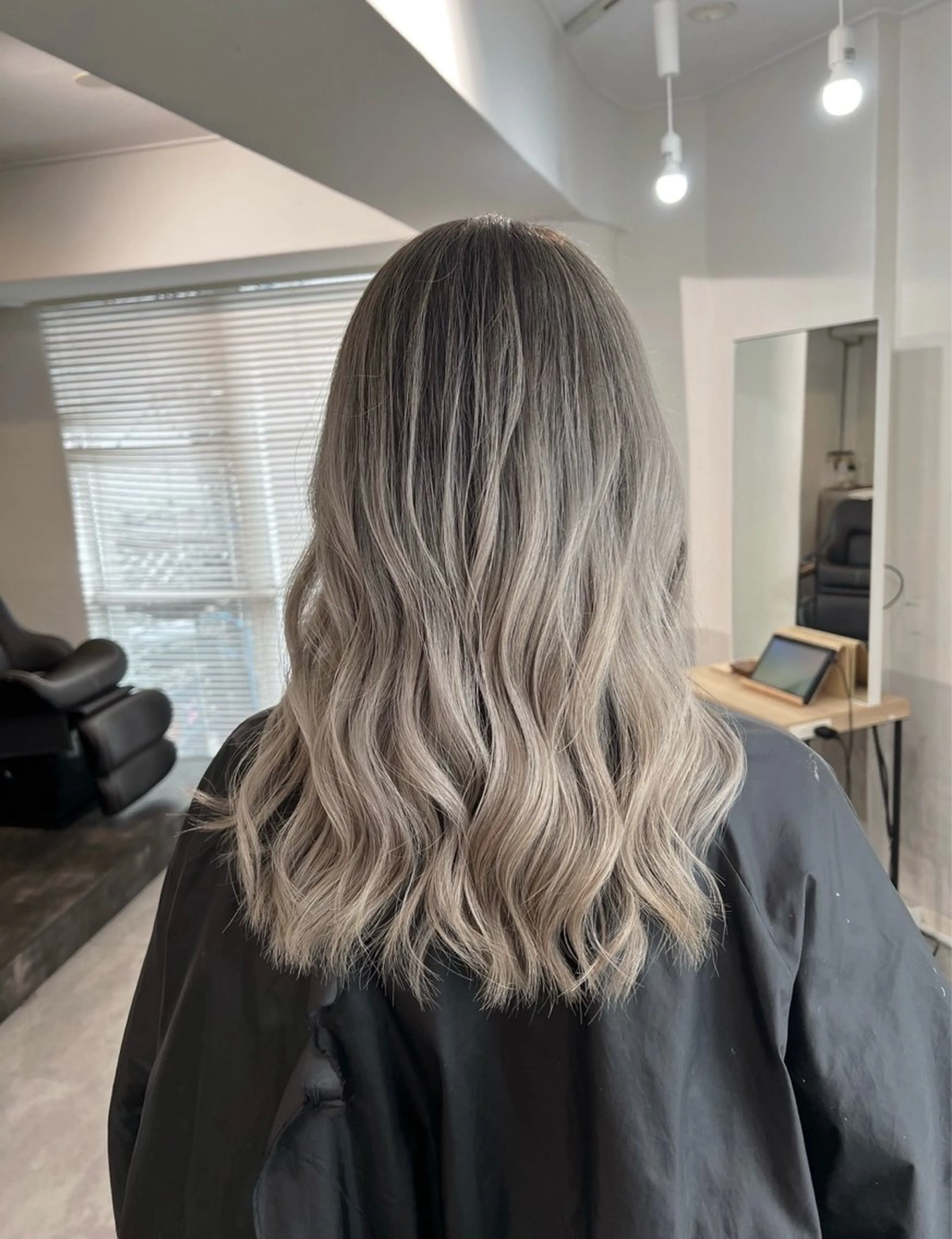 セミロング カラー バレイヤージュ シルバー ホワイトシルバー レイヤーカット ヘアカラー トリートメント ROBIN所属・指名数No.1 /NAOYAのヘアスタイル