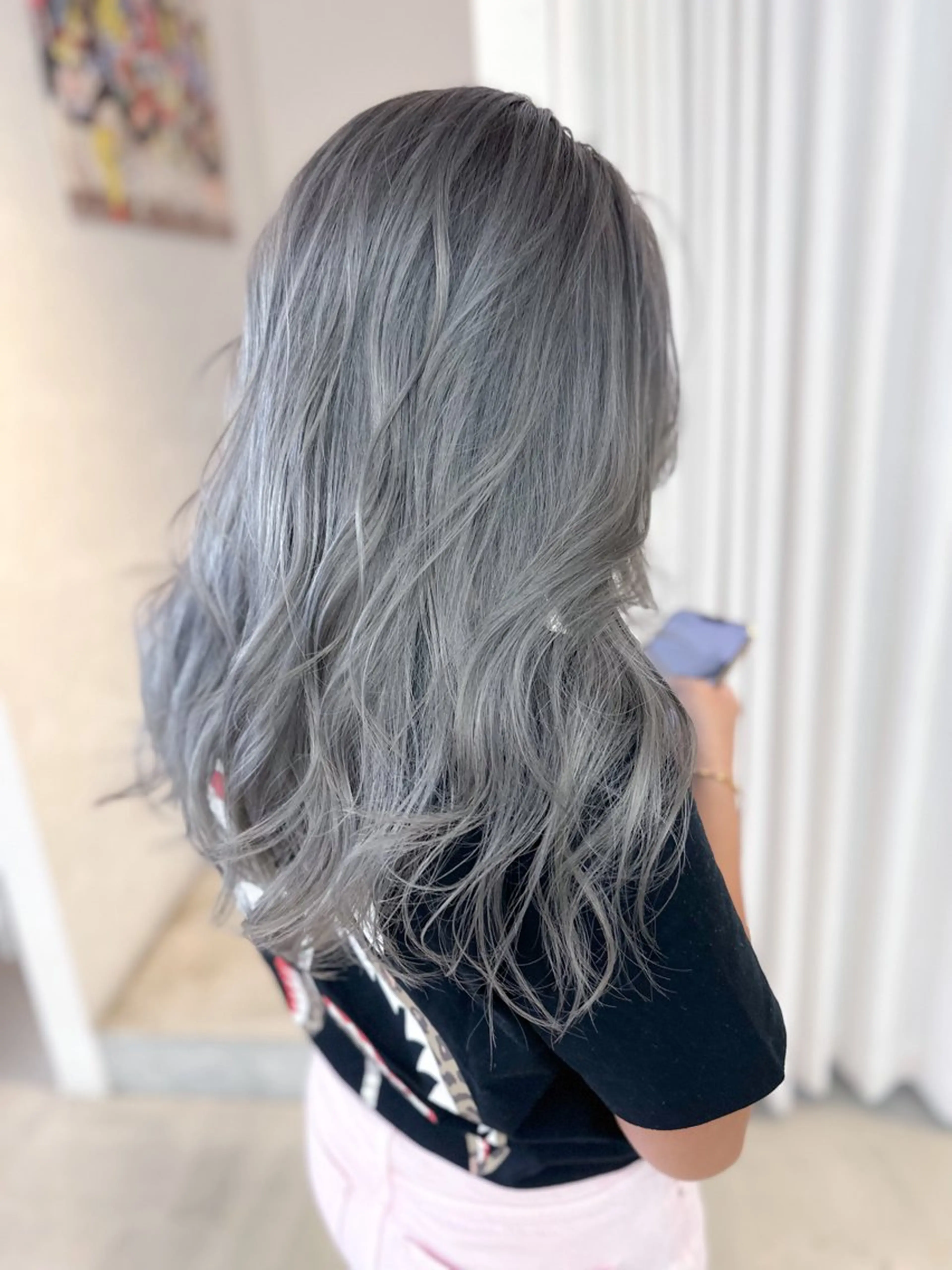 セミロング カラー バレイヤージュ ブリーチ グラデーションカラー シルバー レイヤーカット ヘアカラー BOX mico.のヘアスタイル