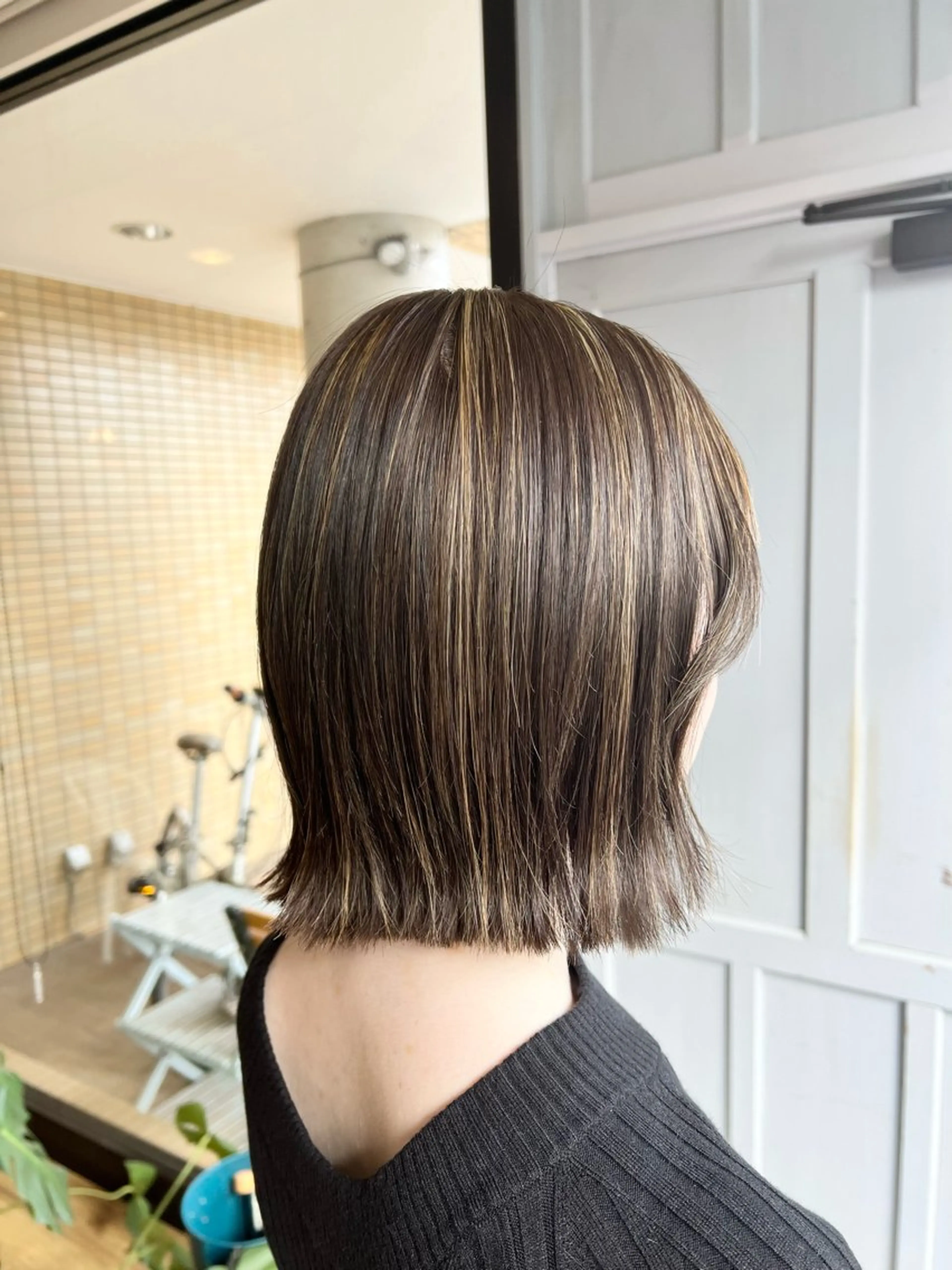 ミディアム カラー ベージュカラー ハイライトカラー オリーブベージュ ハイライト ヘアカラー トリートメント ツキダテ ユイのヘアスタイル