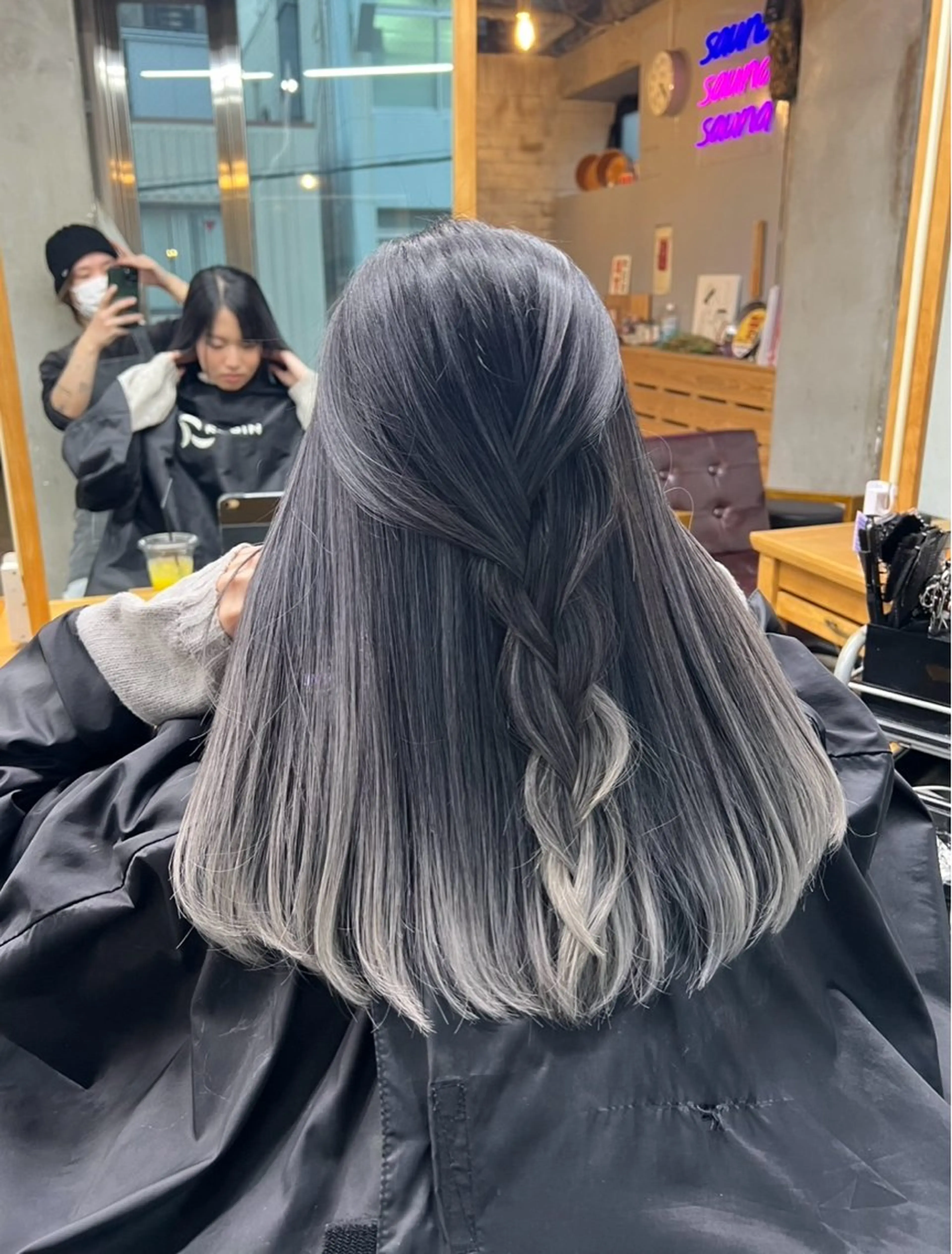 セミロング カラー ヘアアレンジ バレイヤージュ シルバー ホワイトシルバー レイヤーカット ヘアカラー トリートメント ROBIN所属・指名数No.1 /NAOYAのヘアスタイル