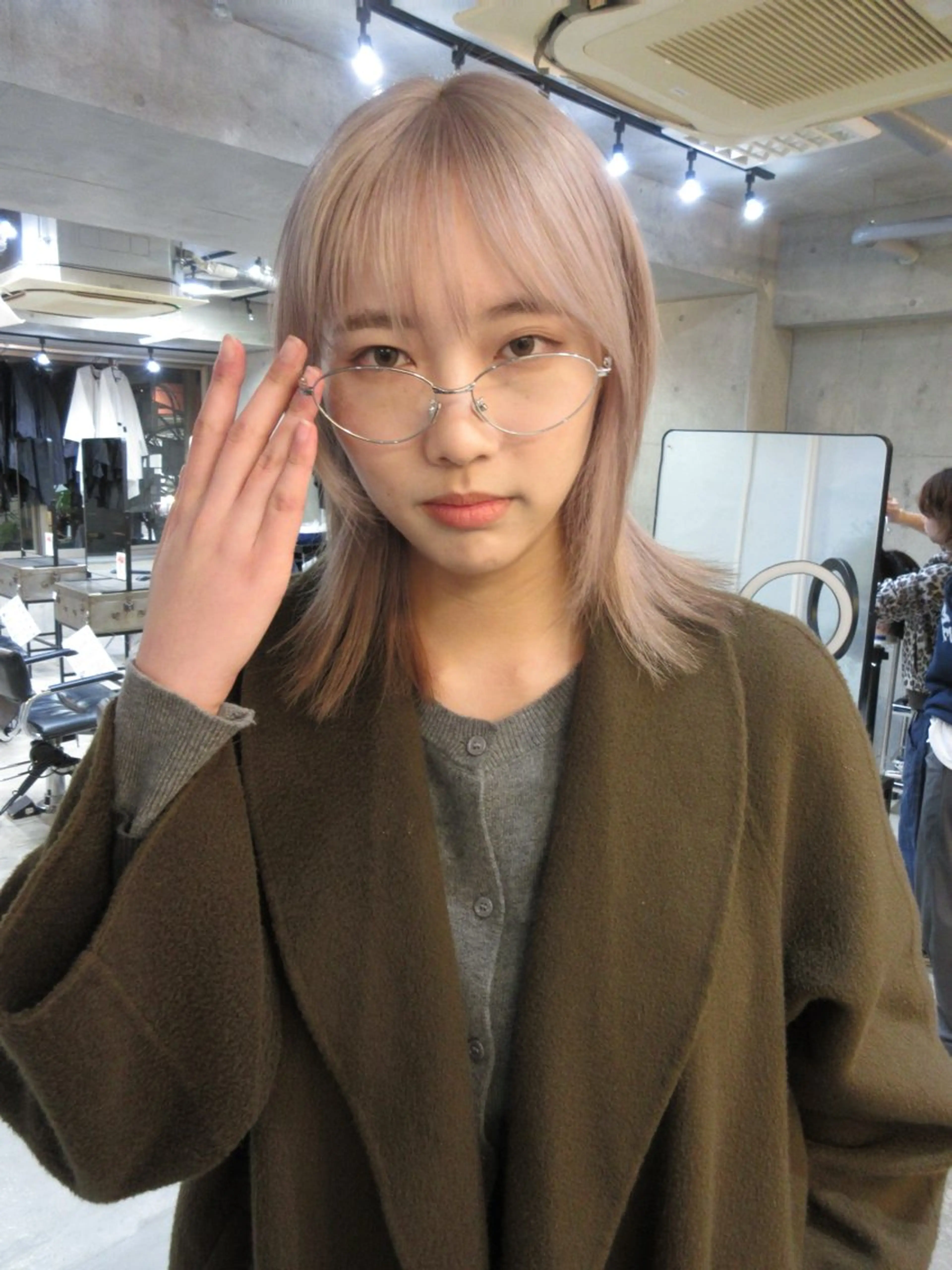 ミディアム ミディアムレイヤー アッシュ オレンジブラウン 顔まわりレイヤー ハッシュカット レイヤーカット\ウル フ　chinatsuのヘアスタイル