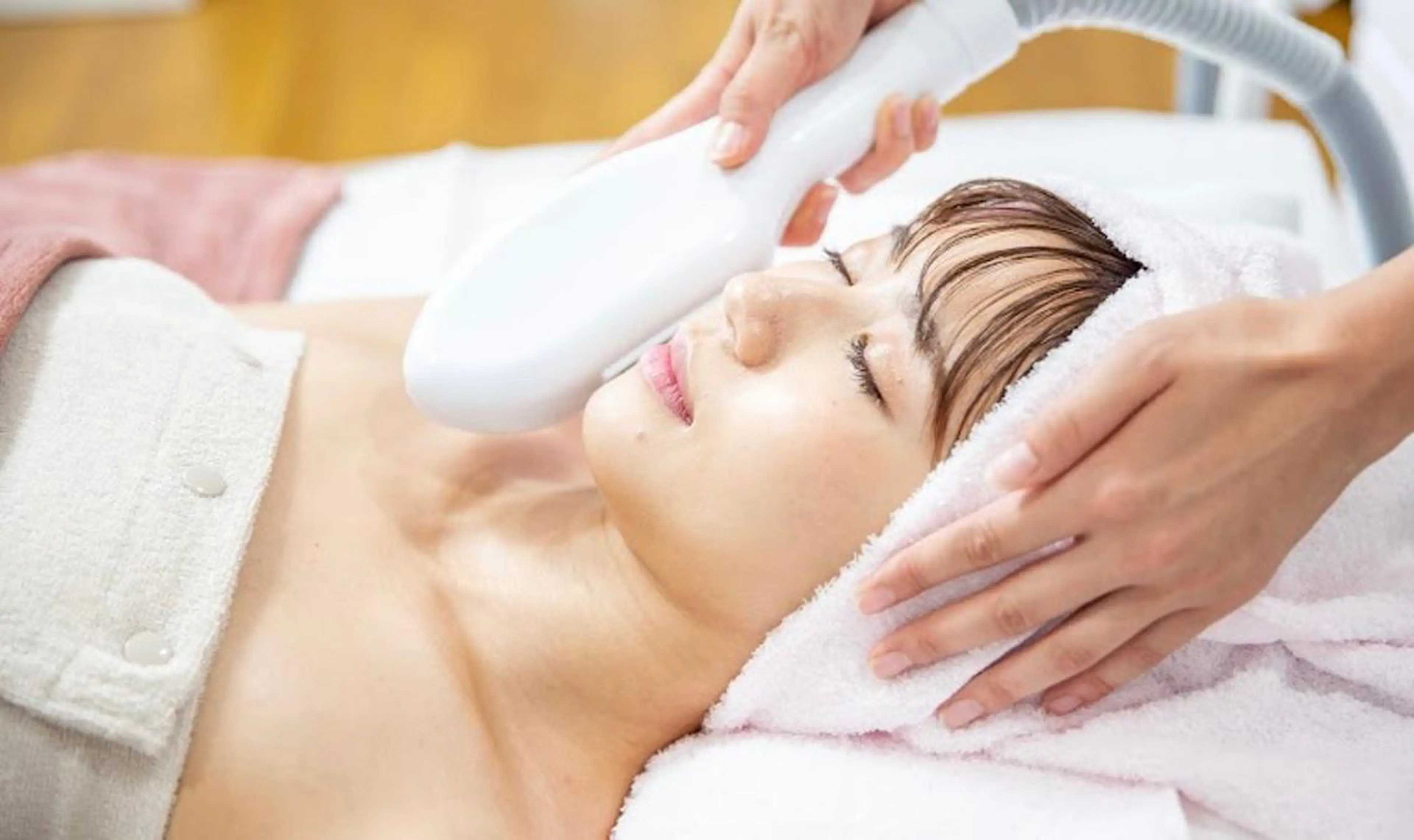 ショート カラー パーマ ヘアアレンジ メンズ キッズ ネイル マツエク・マツパ アイブロウ 学生（メンズ向け） 眉毛ワックス脱毛 学生 小顔カット 赤色 Chloe-クロエ- 脱毛/フェイシャルのエステ・リラクイメージ