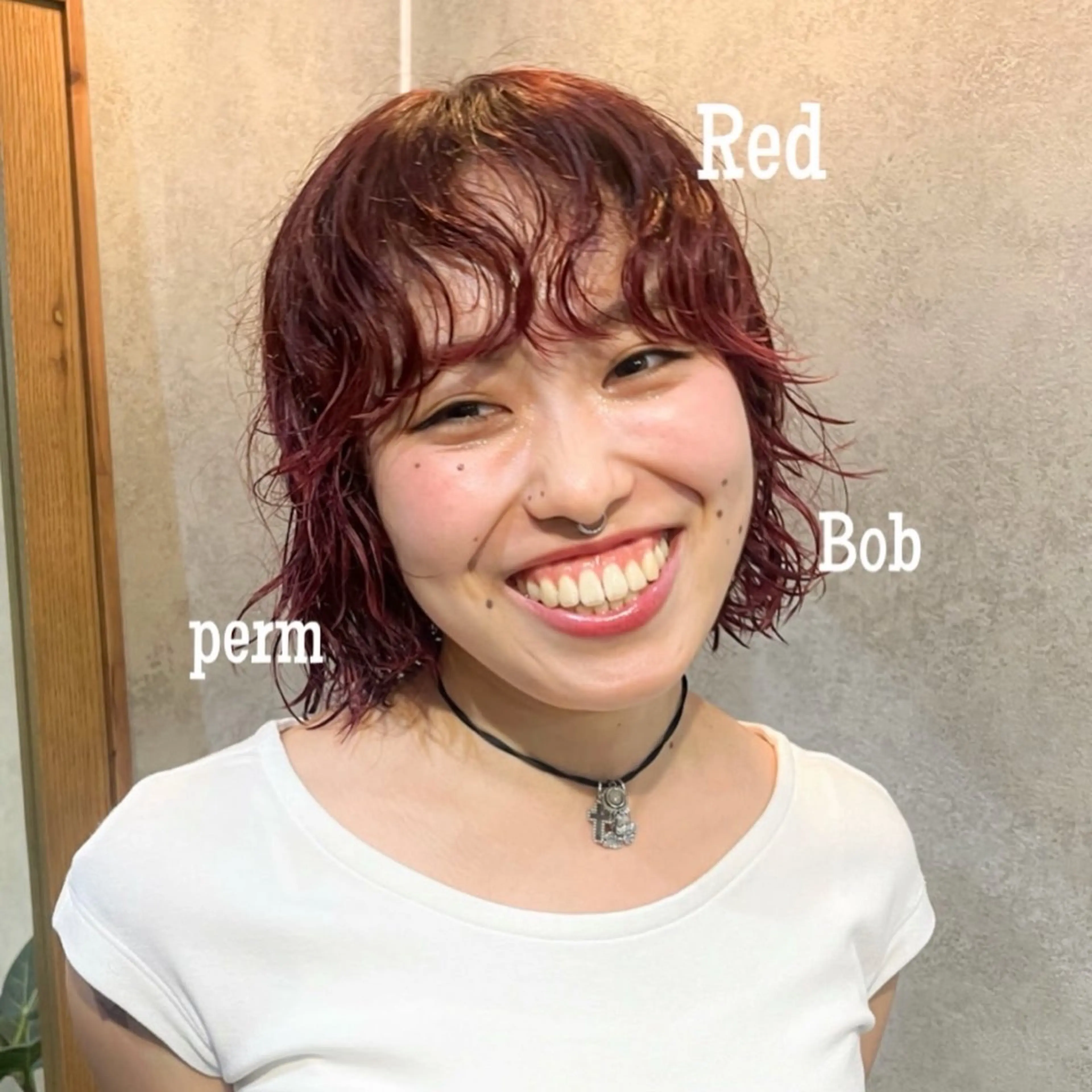 ミディアム カラー ミディアムパーマ ブリーチ ボルドーカラー ダブルカラー ブリーチなしカラー ヘアカラー トリートメント ボブ/プツッとボブ/ 暖色カラー/モエのヘアスタイル