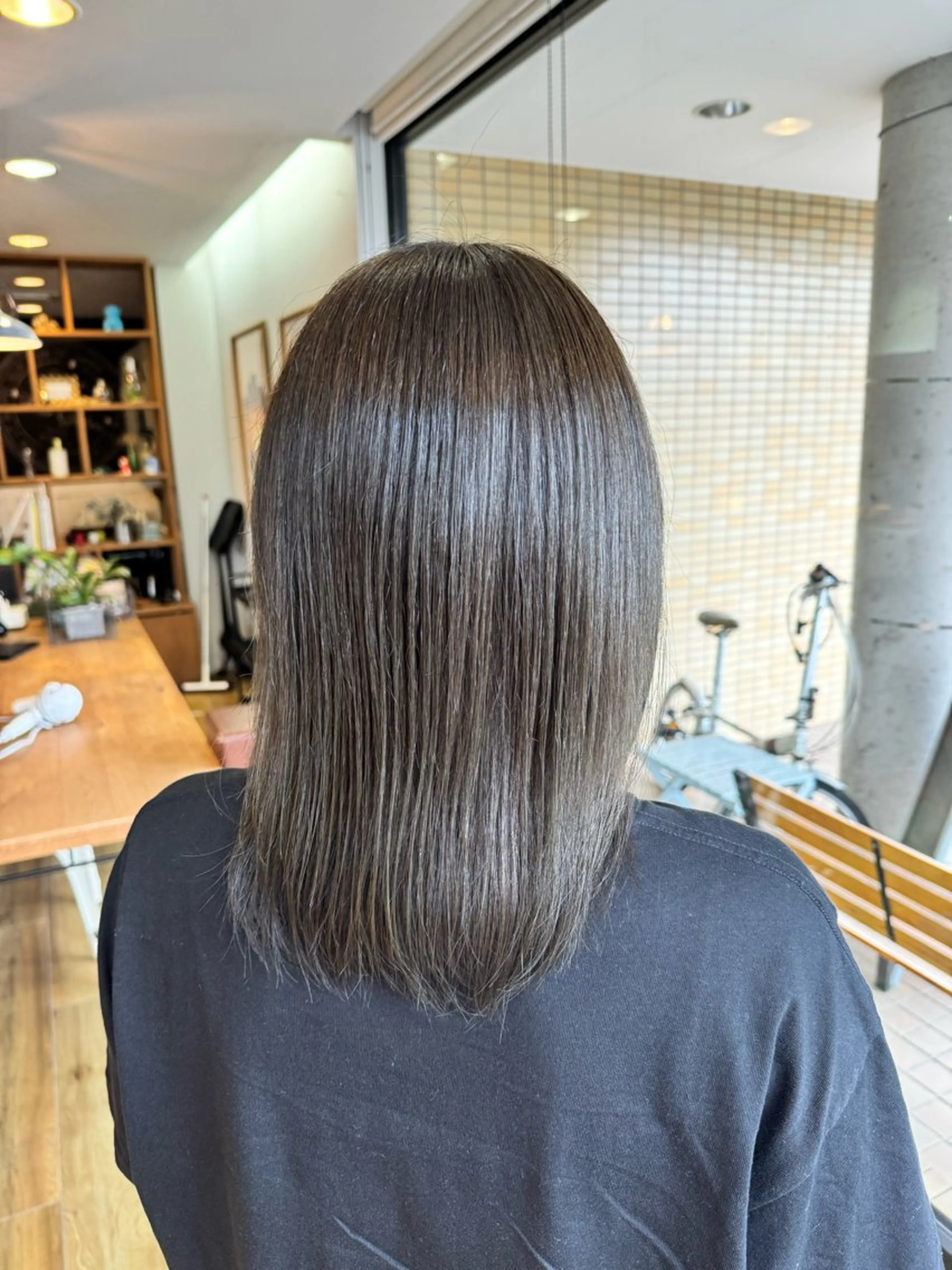 セミロング カラー グレージュ オリーブグレージュ オリーブグレー ツキダテ ユイのヘアスタイル