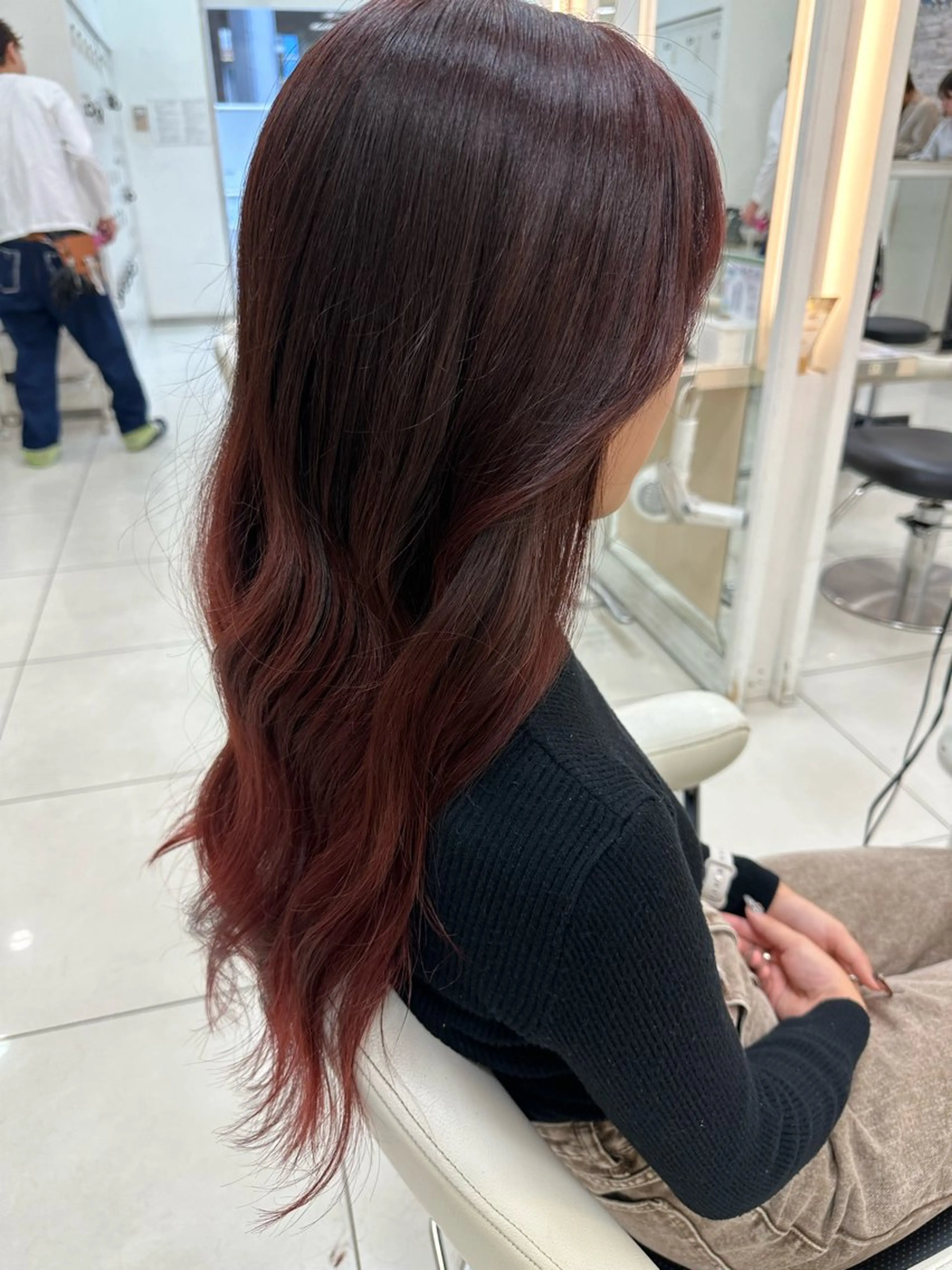 ロング カラー ブリーチ ボルドーカラー グラデーションカラー カット ヘアカラー 伊佐 愛のヘアスタイル