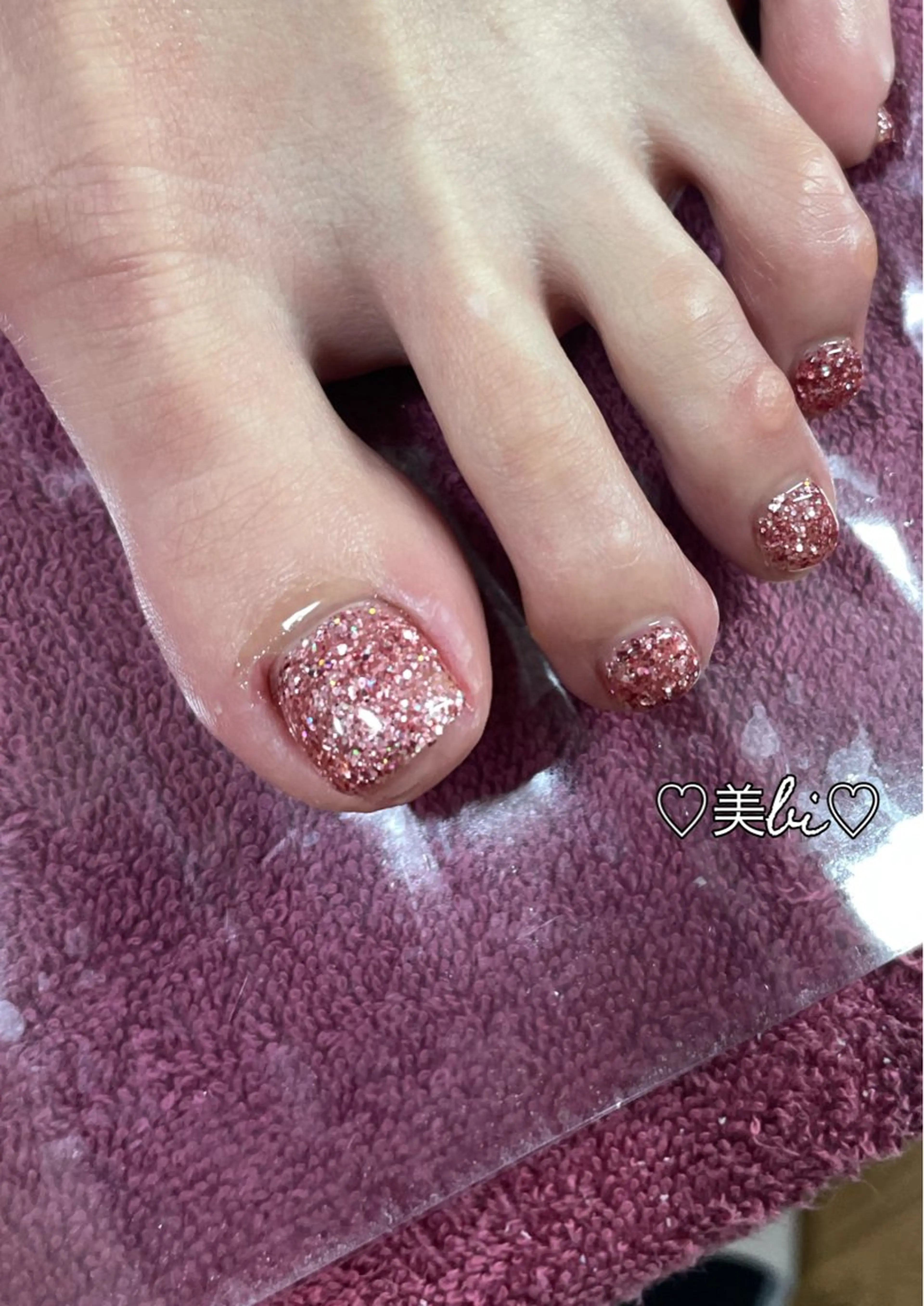 ネイル アートネイル フラッシュネイル ラメ(グリッター) ワンカラーネイル シルバー フットネイル ♡Bivi♡自爪に 優しいネイルサロンのネイルデザイン