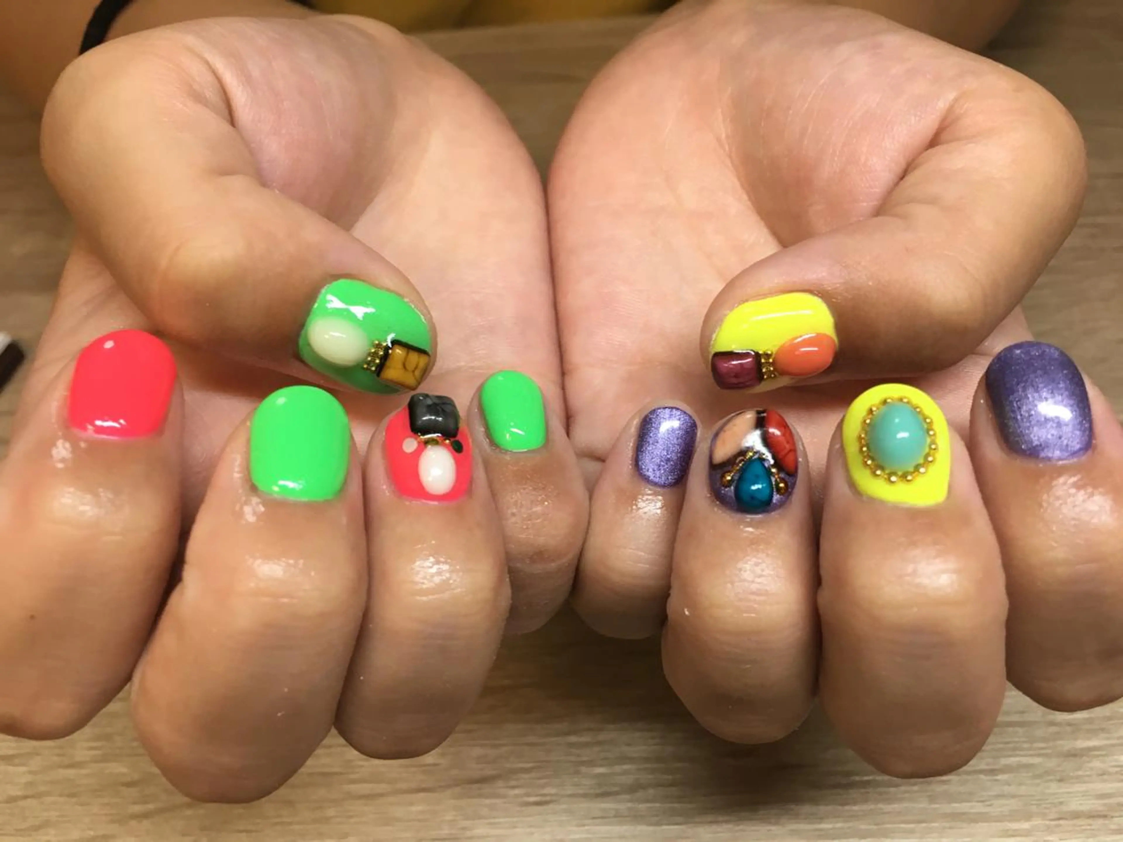 ネイル ストーンネイル syuri nailのネイルデザイン