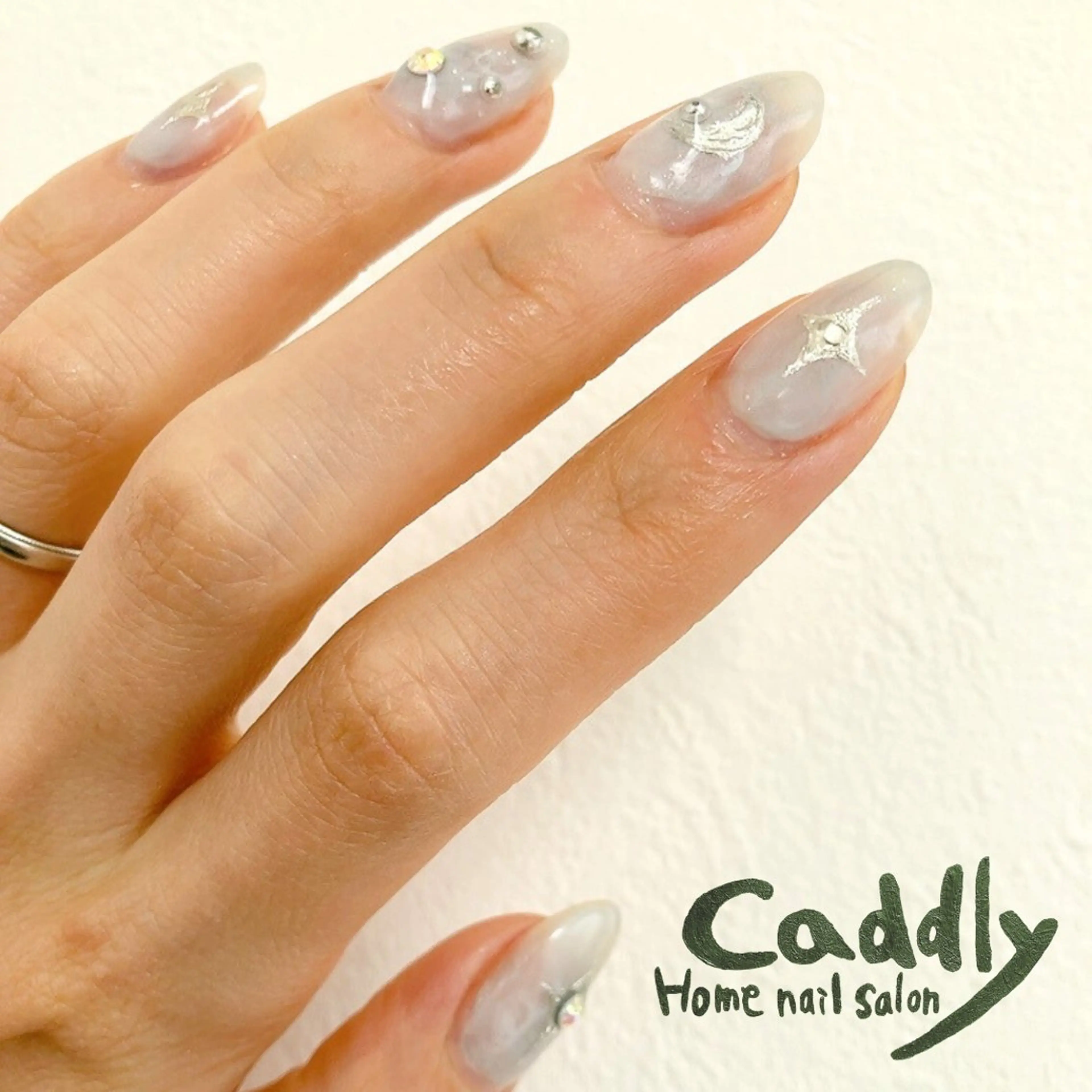 ネイル キラキラネイル シルバー シンプルネイル ストーンネイル ホワイト caddly naoのネイルデザイン