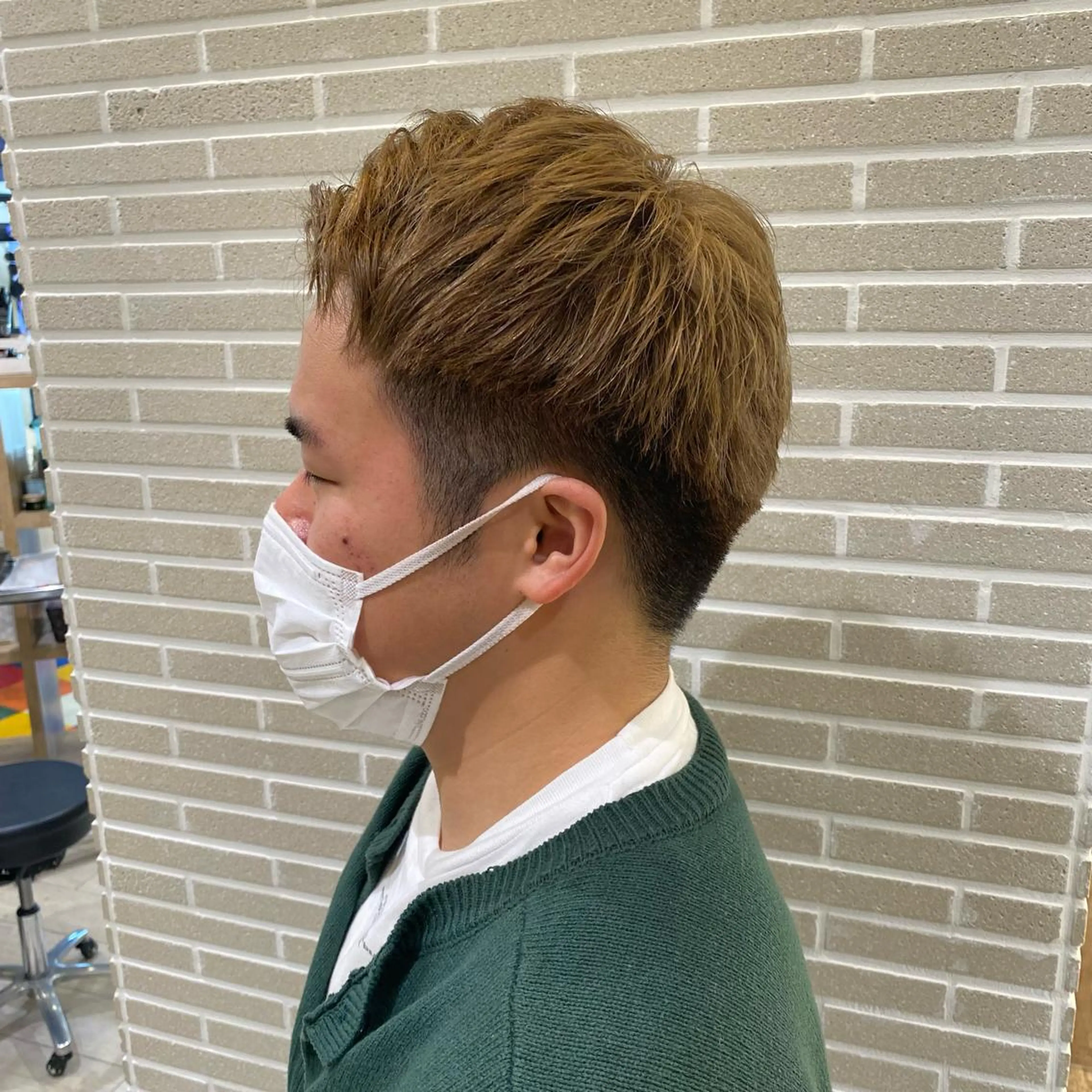 カラー メンズ メンズブリーチ ブリーチ ブロンド カット ヘアカラー 赤本悠斗波巻きパーマ メンズパーマのヘアスタイル