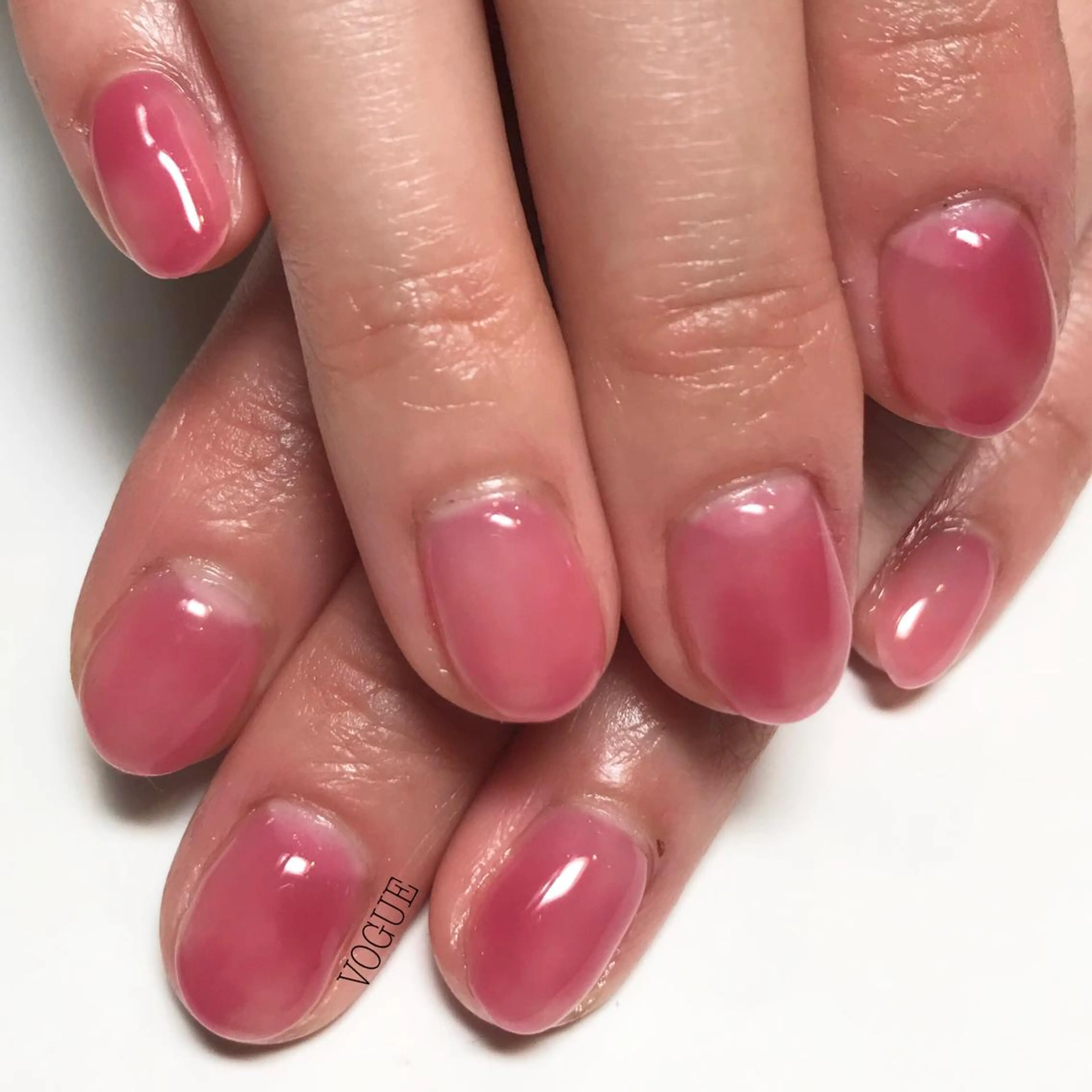 ネイル ニュアンスネイル 赤色 ハンドネイル VOGUE ×SWANのネイルデザイン