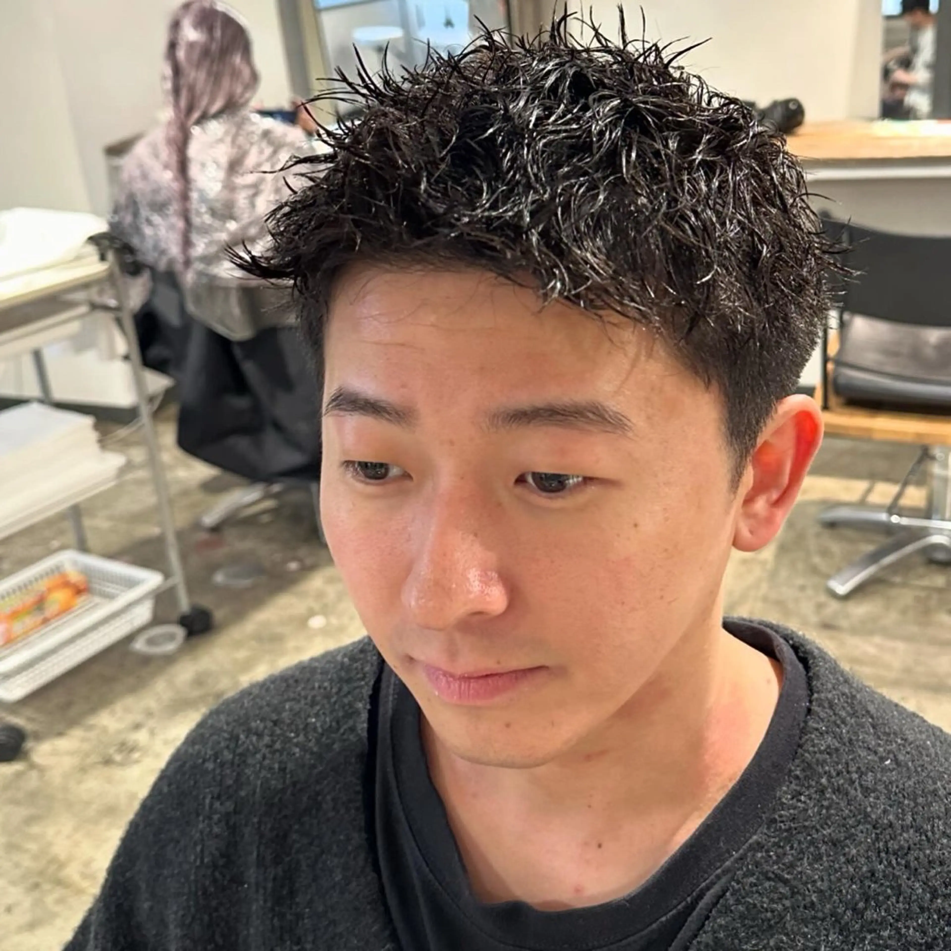 ショート パーマ メンズ センターパート フェードカット メンズパーマ プードルパーマ スキンフェード 【メンズ職人】 ✂️佐藤友のヘアスタイル